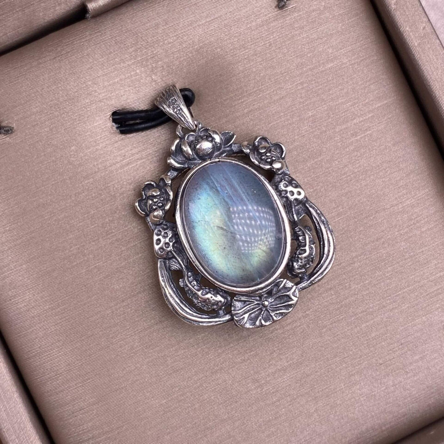 Flower amber, blood amber, South red, ghost, old wax, grey moonlight, cut amethyst, round amethyst, aquamarine, rose quartz, purple lithium glow, purple dragon crystal S925 silver inlaid retro silver cross pendant,fashionable OL necklace pendant