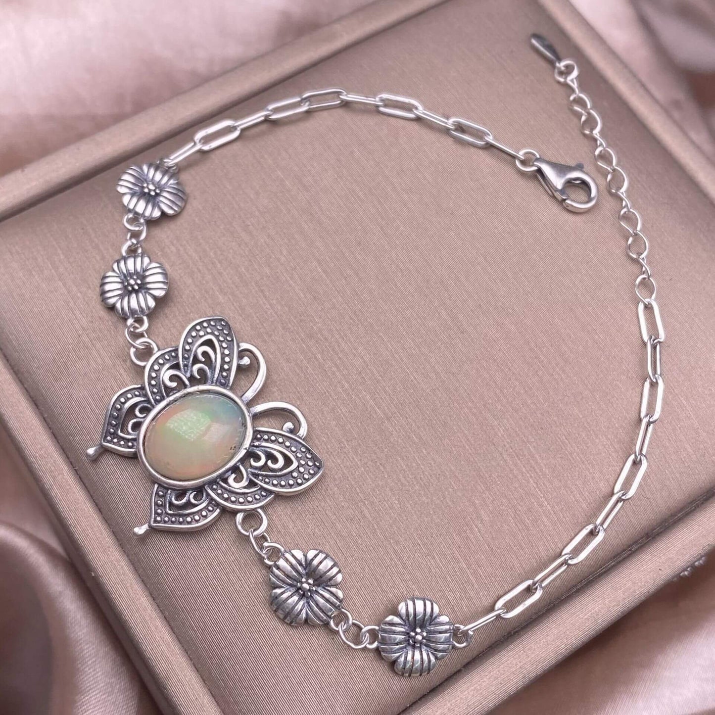 Turquoise, abalone shells, grey moonstone, copper hair crystal, rose quartz, grape stone, purple lithium oxide, opal, old wax, Larima Bracelet The s925 silver inlaid vintage silver butterfly-shaped shell jewelry has a strong lustrous effect