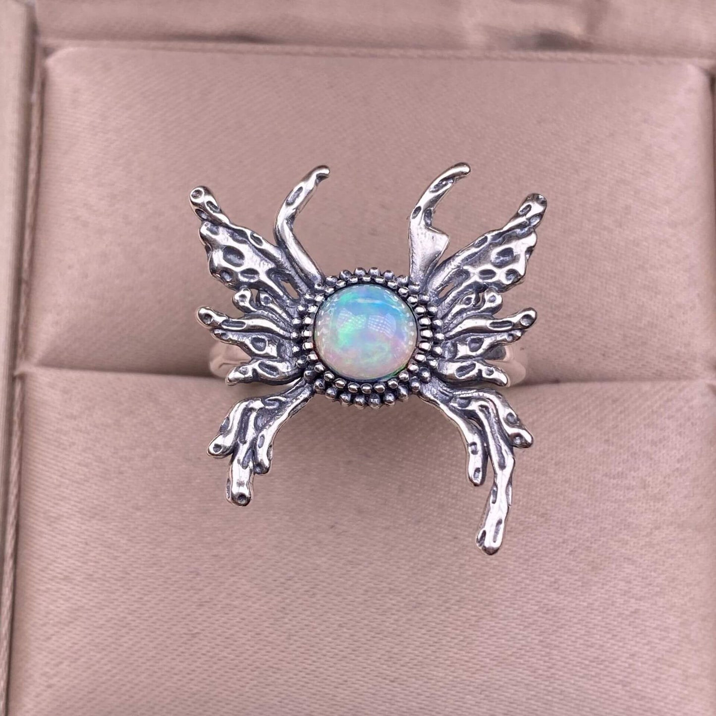 Old wax, grapevine, opal, Hotan jadeite, lapis lazuli, blue moonstone, purple-toothed black, kyanite ring S925 in silveThe S925 silver grey moonstone ring, set with retro silver, is a new  women's colored gemstone crystal jewelry