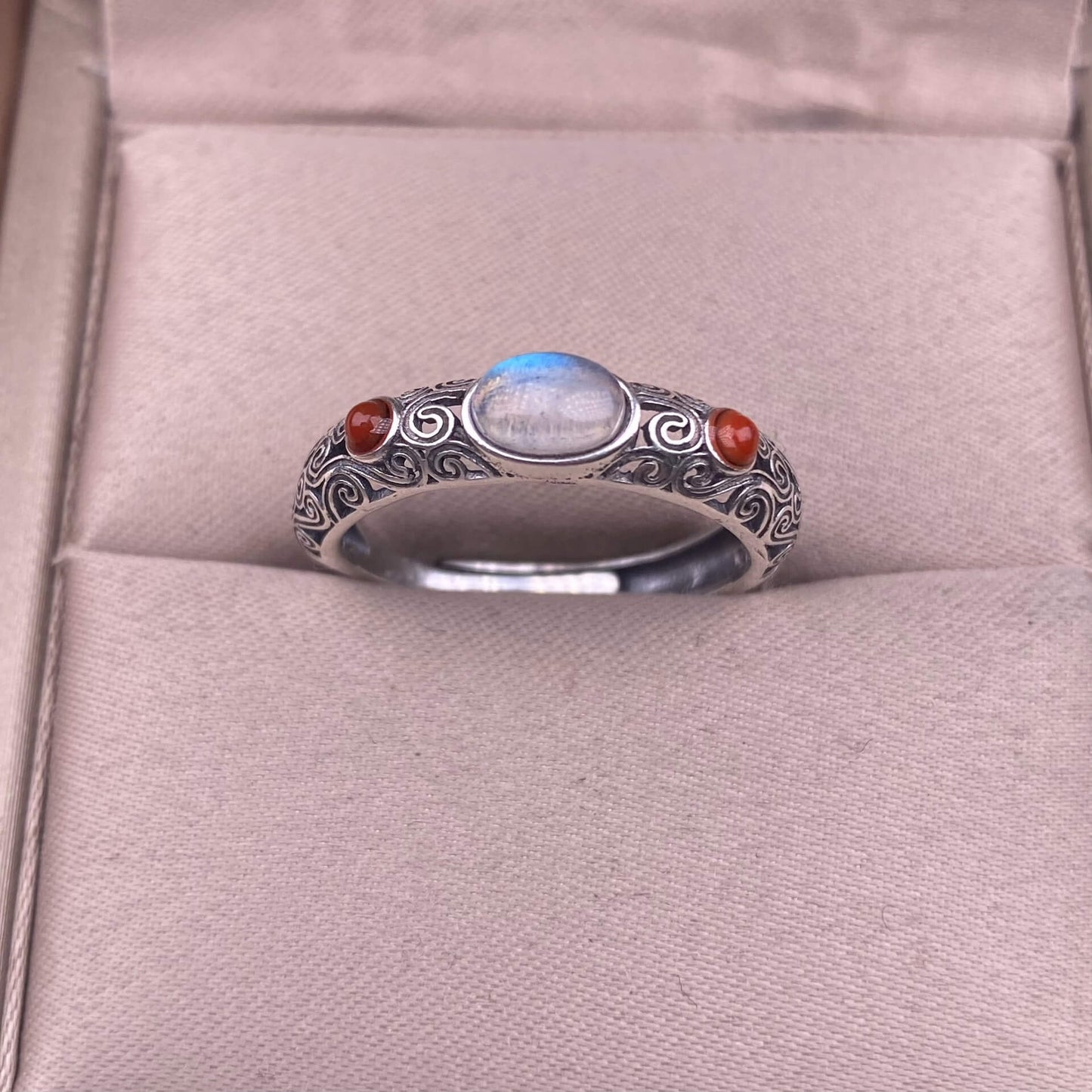 Turquoise, tea crystal, lapis lazuli,  grey moonlight ring S925 in silveThe S925 silver grey moonstone ring, set with retro silver, is a new  women's colored gemstone crystal jewelry that is versatile for commuting