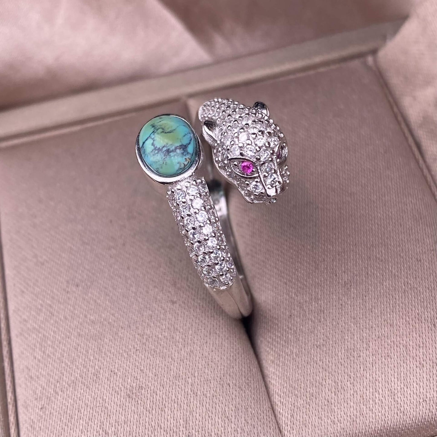 Turquoise, unburned sapphire S925 in silveThe S925 silver grey moonstone ring, set with retro silver, is a new  women's colored gemstone crystal jewelry that is versatile for commuting