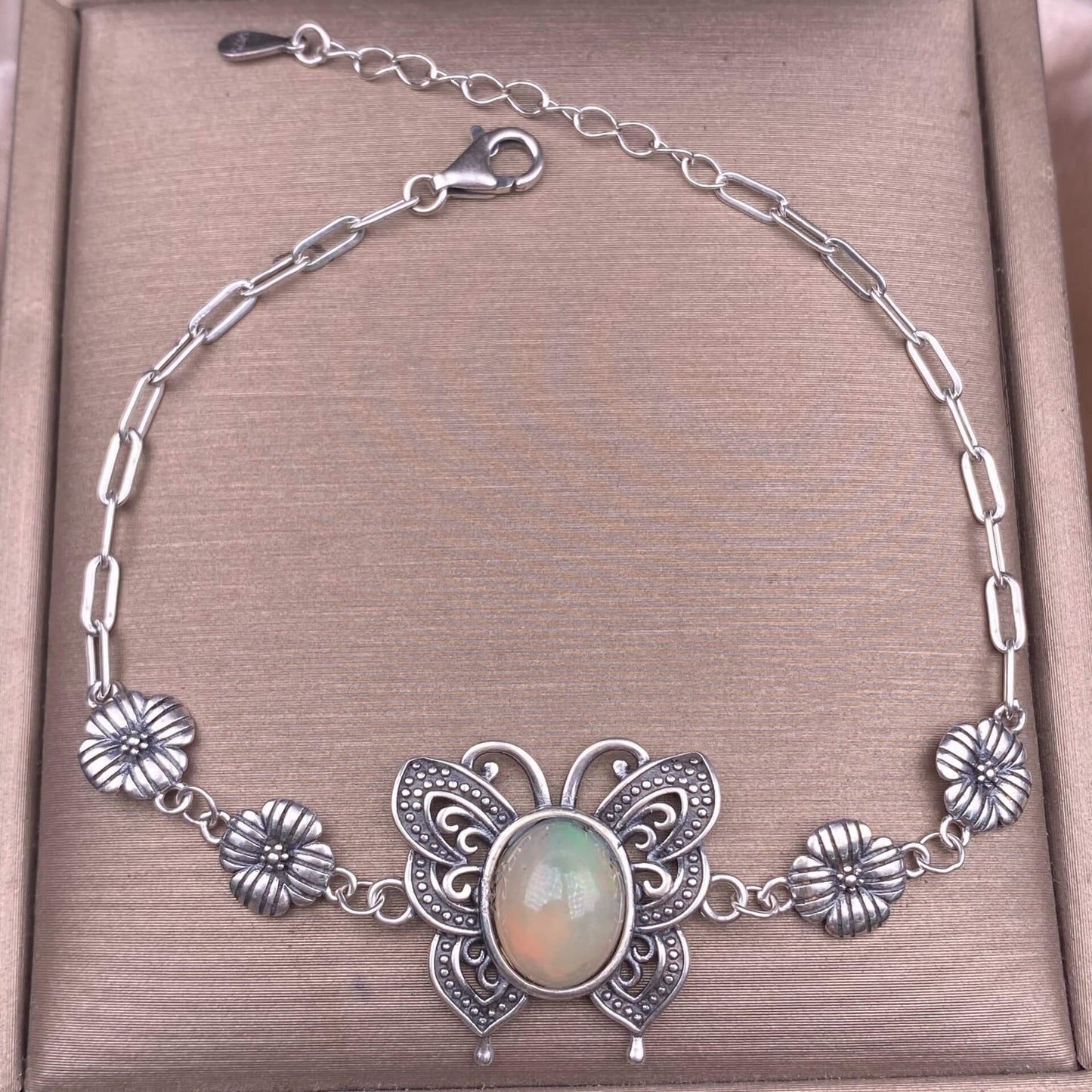 Turquoise, abalone shells, grey moonstone, copper hair crystal, rose quartz, grape stone, purple lithium oxide, opal, old wax, Larima Bracelet The s925 silver inlaid vintage silver butterfly-shaped shell jewelry has a strong lustrous effect