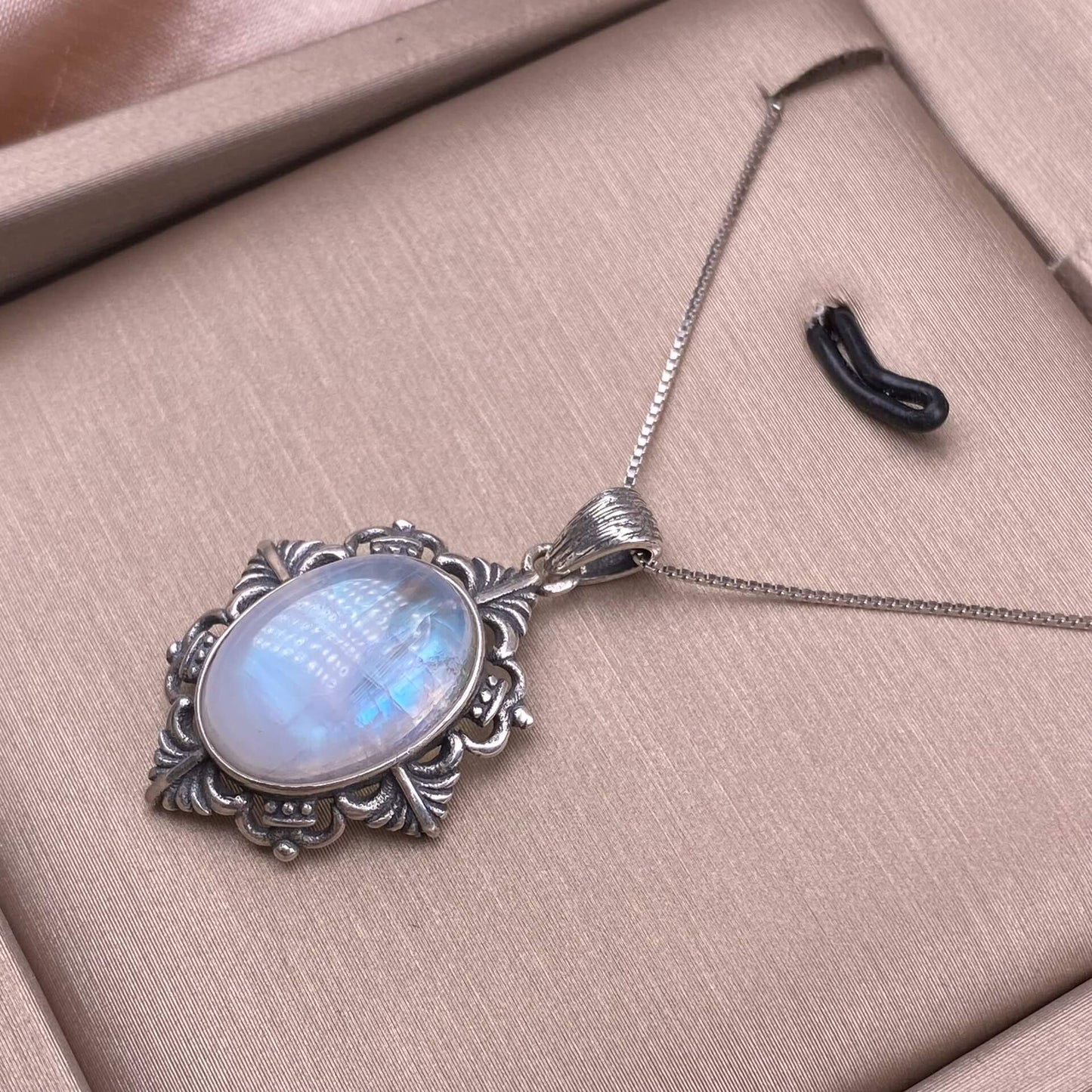 Blue Moonstone south red pendant S925 silver inlaid retro silver blue light Strong imitation ancient silver pendant Fashionable daily colored gemstone chain pendant GMSPe3