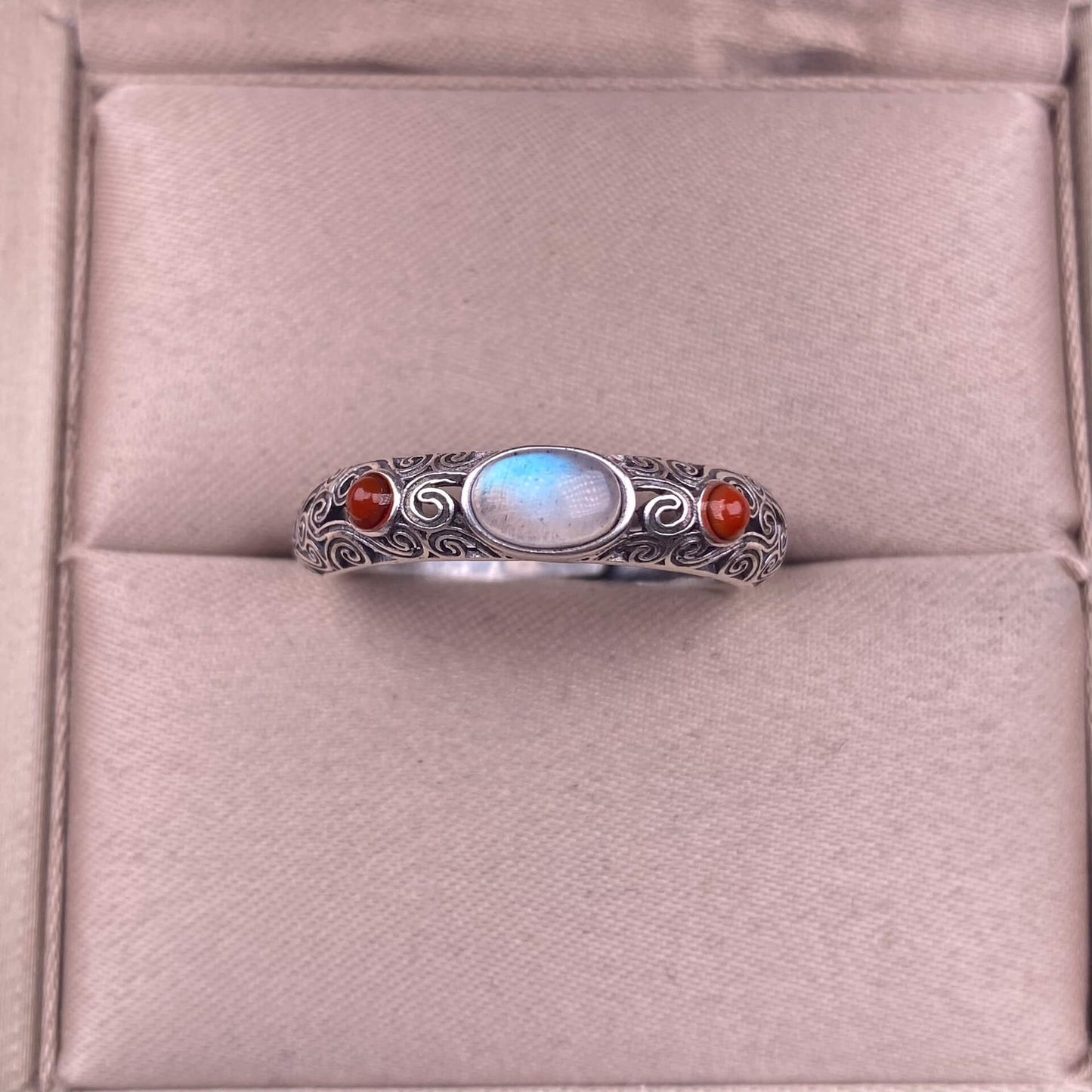 Turquoise, tea crystal, lapis lazuli,  grey moonlight ring S925 in silveThe S925 silver grey moonstone ring, set with retro silver, is a new  women's colored gemstone crystal jewelry that is versatile for commuting