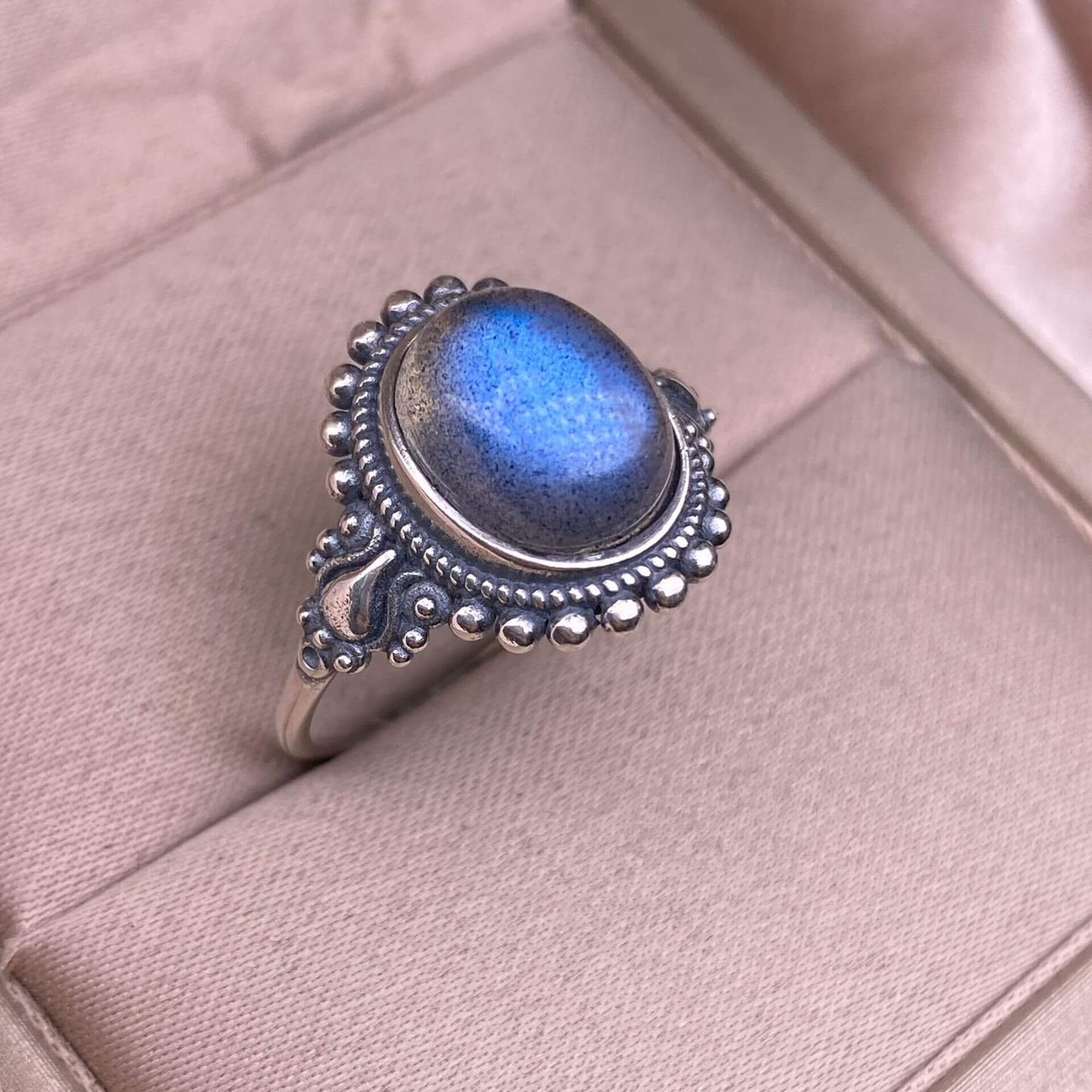 Larimar sea stone, grey moonstone, amethyst S925 in silveThe S925 silver grey moonstone ring, set with retro silver, is a new  women's colored gemstone crystal jewelry that is versatile for commuting