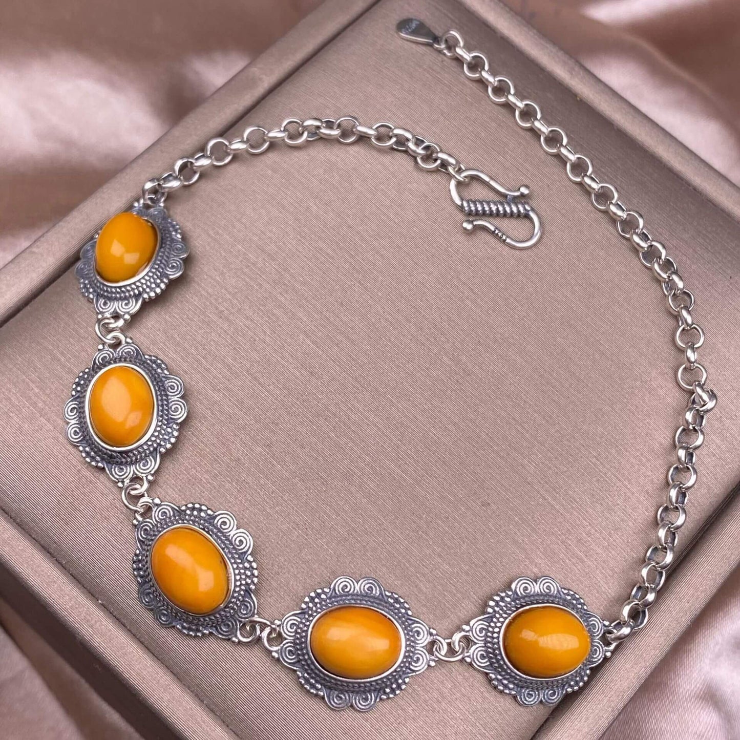 Opal ,Turquoise,black opal, aquamarine,amethyst, purple dragon crystal, garnet,Red jasper golden stone Golden SunThe s925 silver bracelet, set with retro silver multi-grain colored gemstone crystal, is a fashionable and versatile ladies' jewelry