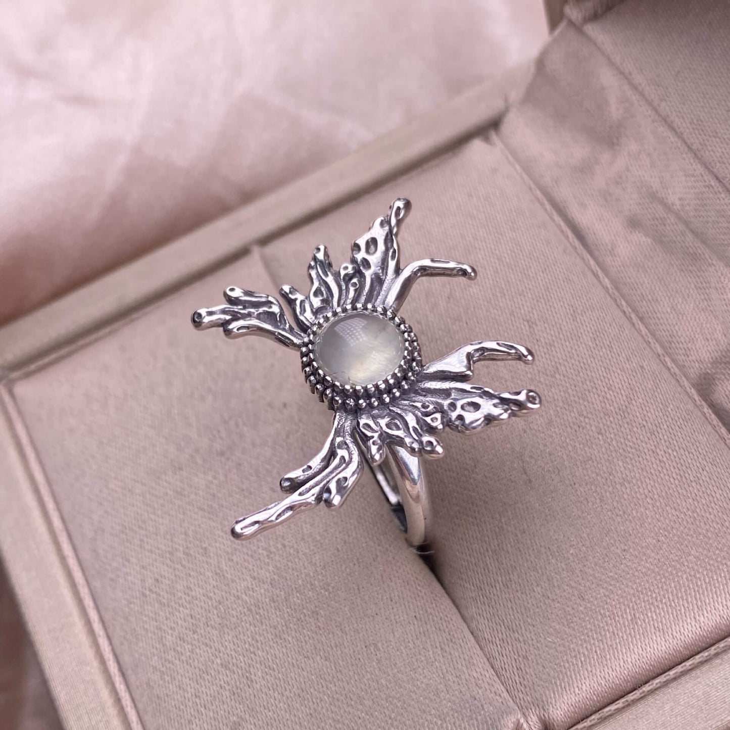 Old wax, grapevine, opal, Hotan jadeite, lapis lazuli, blue moonstone, purple-toothed black, kyanite ring S925 in silveThe S925 silver grey moonstone ring, set with retro silver, is a new  women's colored gemstone crystal jewelry