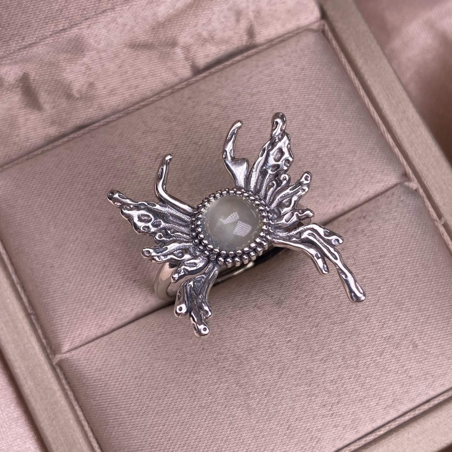 Old wax, grapevine, opal, Hotan jadeite, lapis lazuli, blue moonstone, purple-toothed black, kyanite ring S925 in silveThe S925 silver grey moonstone ring, set with retro silver, is a new  women's colored gemstone crystal jewelry