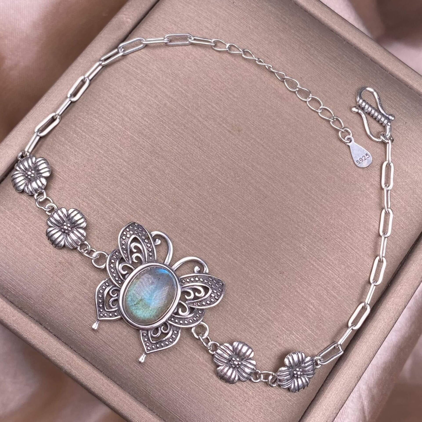 Turquoise, abalone shells, grey moonstone, copper hair crystal, rose quartz, grape stone, purple lithium oxide, opal, old wax, Larima Bracelet The s925 silver inlaid vintage silver butterfly-shaped shell jewelry has a strong lustrous effect