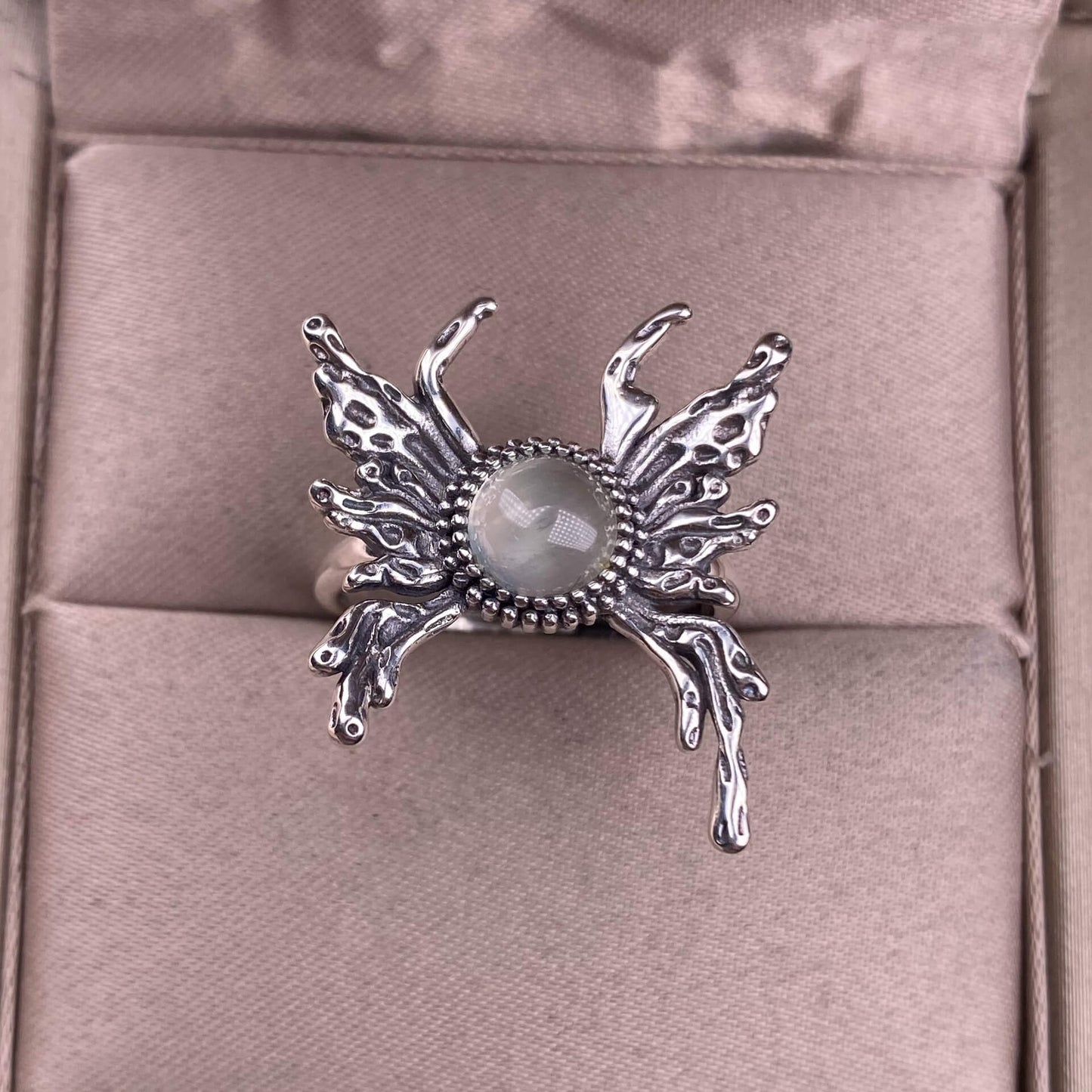 Old wax, grapevine, opal, Hotan jadeite, lapis lazuli, blue moonstone, purple-toothed black, kyanite ring S925 in silveThe S925 silver grey moonstone ring, set with retro silver, is a new  women's colored gemstone crystal jewelry