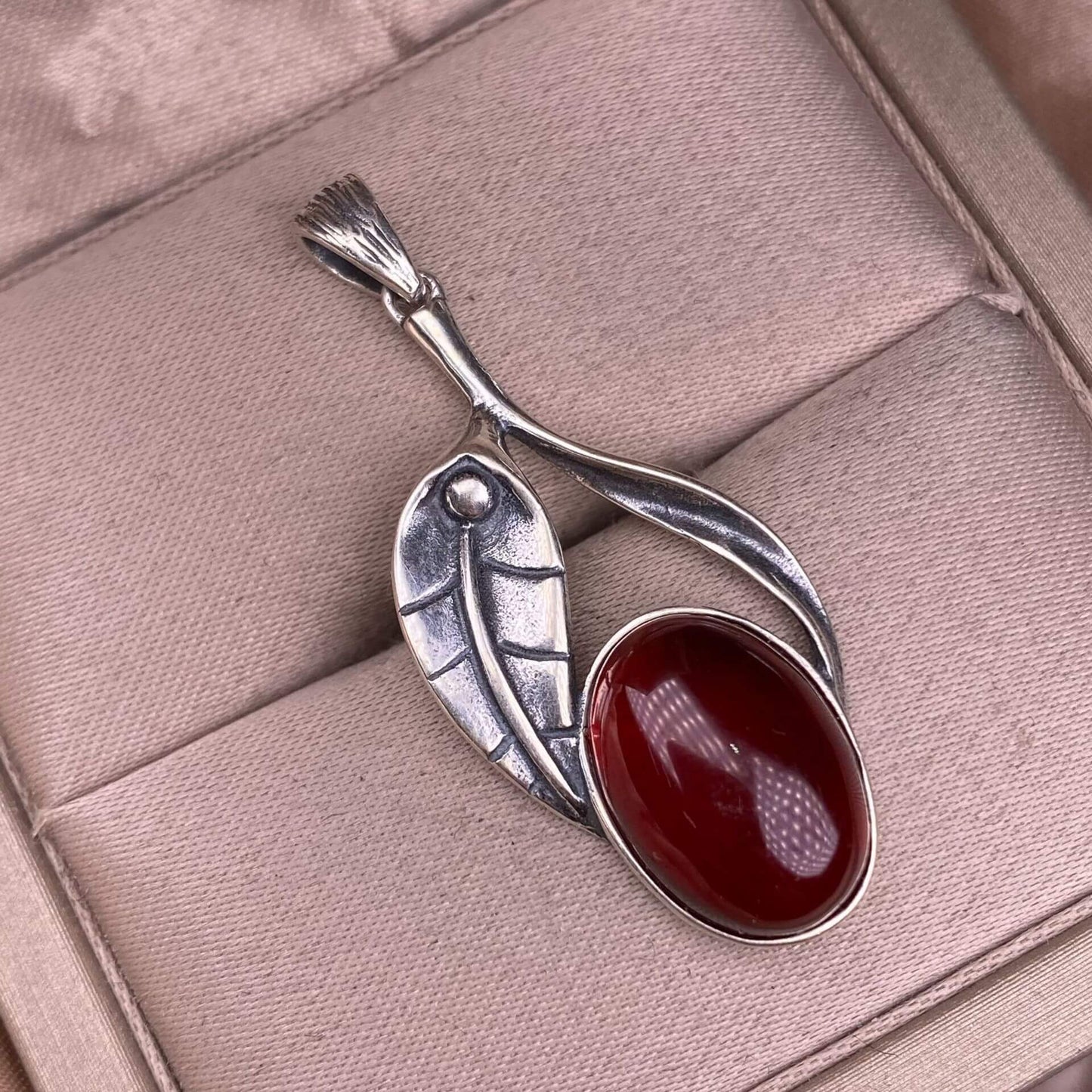 Garnet S925 silver inlaid retro silver cross pendant, aged, personalized and fashionable OL necklace, dazzling and uncluttered trendy Jewelry 2005