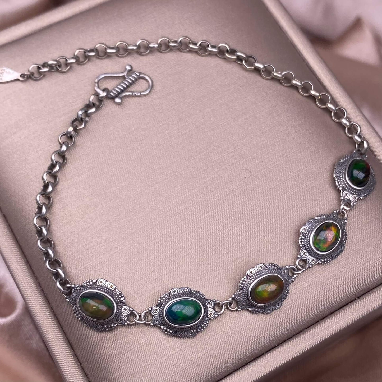 Opal ,Turquoise,black opal, aquamarine,amethyst, purple dragon crystal, garnet,Red jasper golden stone Golden SunThe s925 silver bracelet, set with retro silver multi-grain colored gemstone crystal, is a fashionable and versatile ladies' jewelry