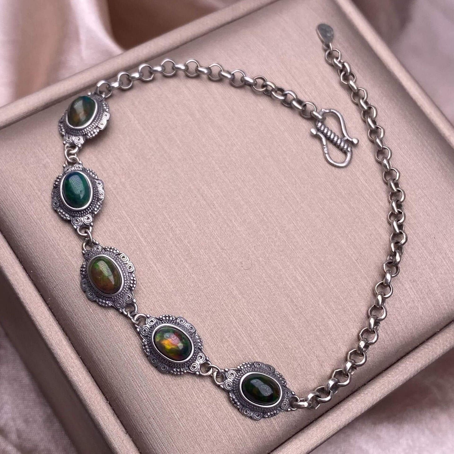 Opal ,Turquoise,black opal, aquamarine,amethyst, purple dragon crystal, garnet,Red jasper golden stone Golden SunThe s925 silver bracelet, set with retro silver multi-grain colored gemstone crystal, is a fashionable and versatile ladies' jewelry