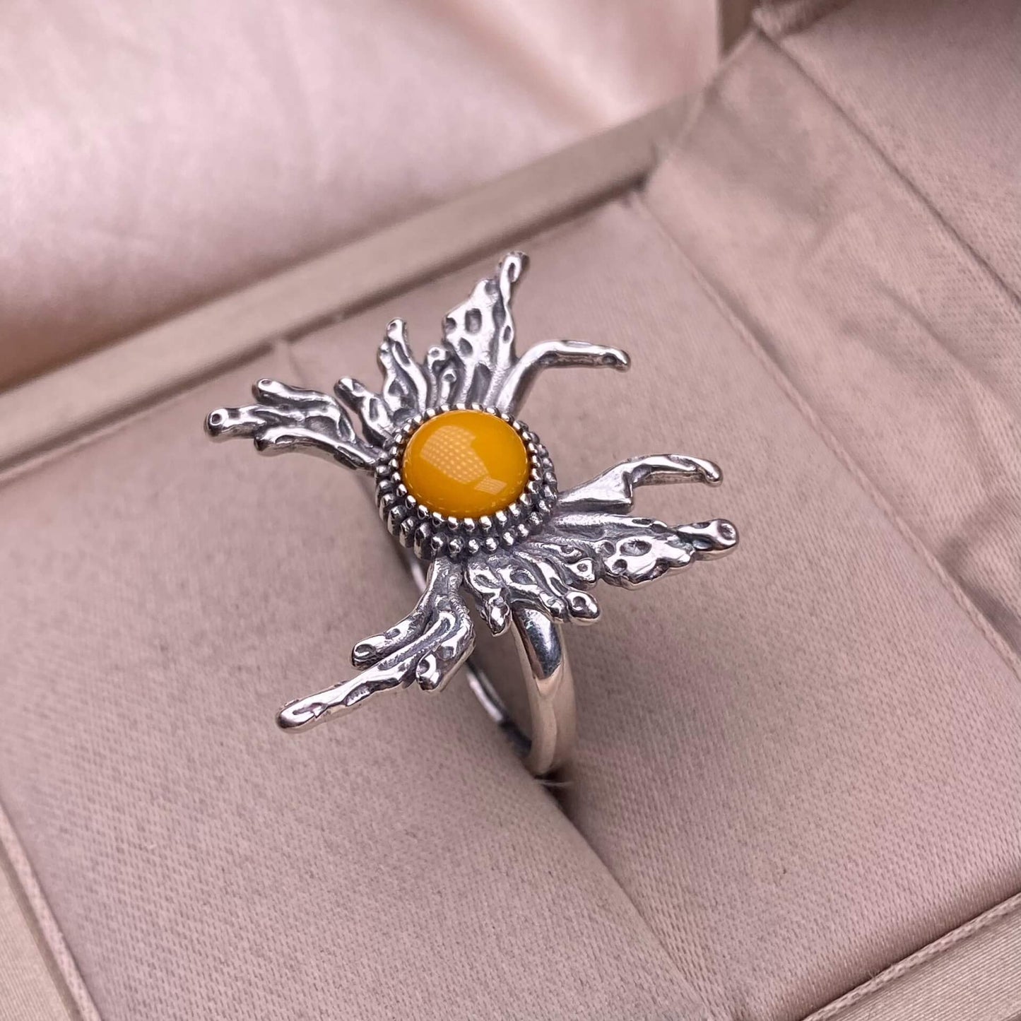 Old wax, grapevine, opal, Hotan jadeite, lapis lazuli, blue moonstone, purple-toothed black, kyanite ring S925 in silveThe S925 silver grey moonstone ring, set with retro silver, is a new  women's colored gemstone crystal jewelry