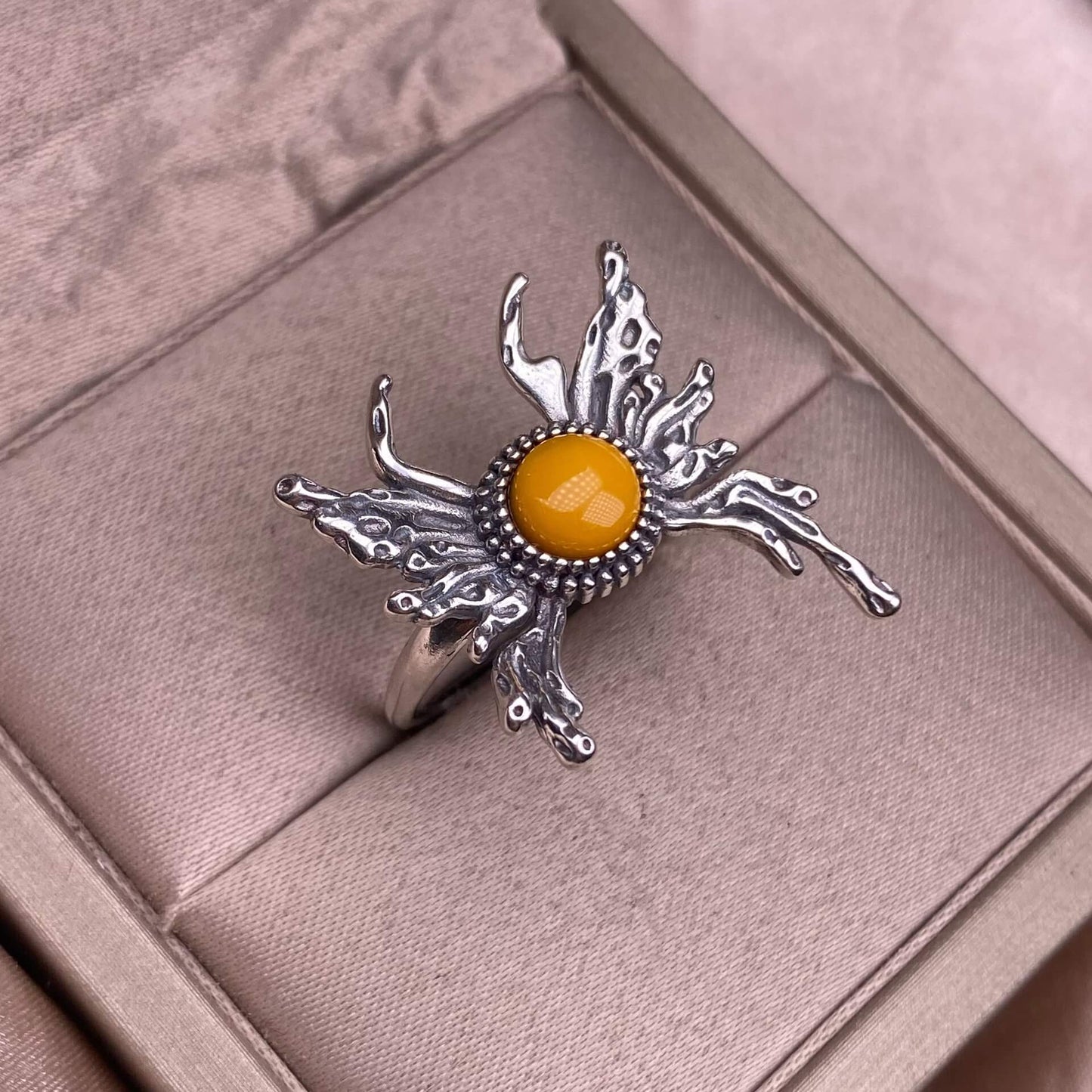 Old wax, grapevine, opal, Hotan jadeite, lapis lazuli, blue moonstone, purple-toothed black, kyanite ring S925 in silveThe S925 silver grey moonstone ring, set with retro silver, is a new  women's colored gemstone crystal jewelry