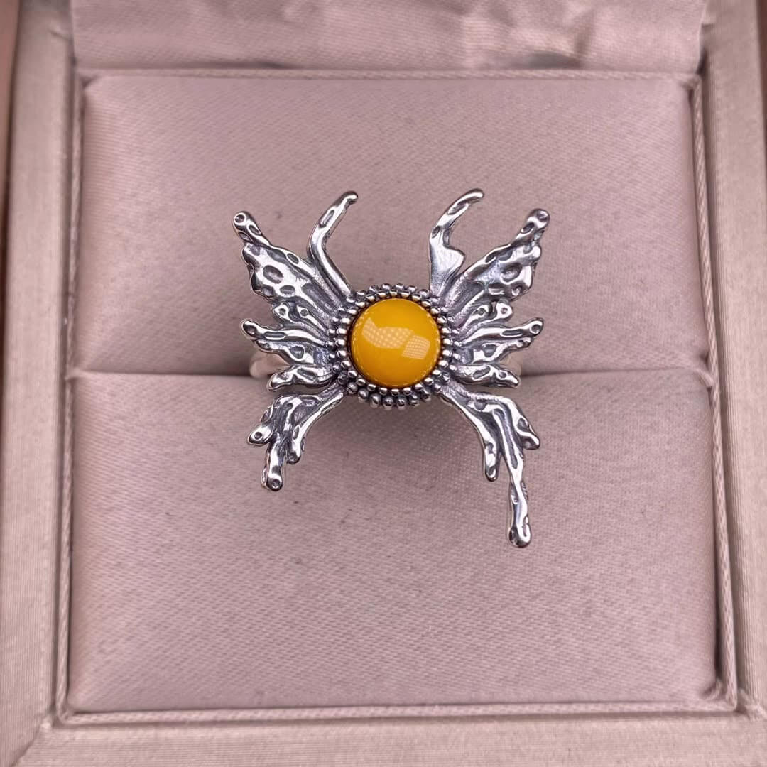 Old wax, grapevine, opal, Hotan jadeite, lapis lazuli, blue moonstone, purple-toothed black, kyanite ring S925 in silveThe S925 silver grey moonstone ring, set with retro silver, is a new  women's colored gemstone crystal jewelry