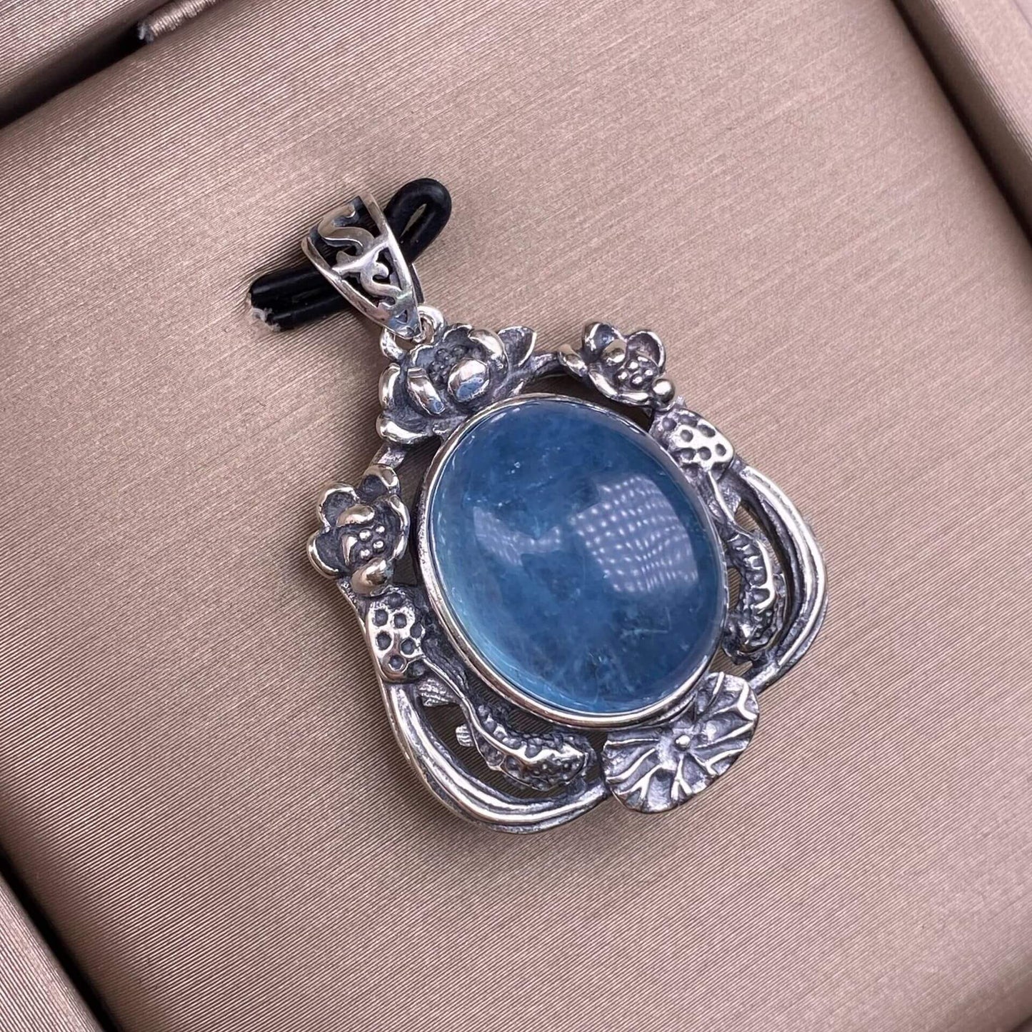 Flower amber, blood amber, South red, ghost, old wax, grey moonlight, cut amethyst, round amethyst, aquamarine, rose quartz, purple lithium glow, purple dragon crystal S925 silver inlaid retro silver cross pendant,fashionable OL necklace pendant