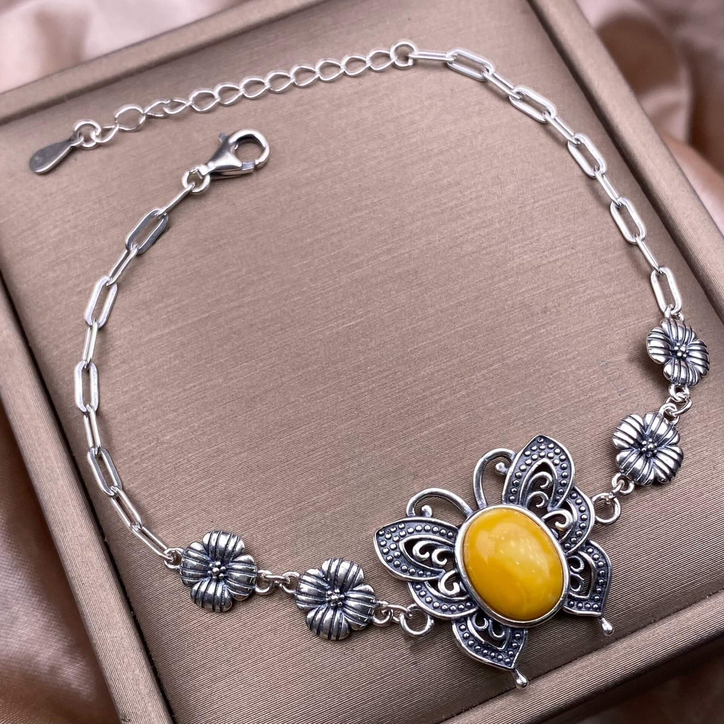 Turquoise, abalone shells, grey moonstone, copper hair crystal, rose quartz, grape stone, purple lithium oxide, opal, old wax, Larima Bracelet The s925 silver inlaid vintage silver butterfly-shaped shell jewelry has a strong lustrous effect