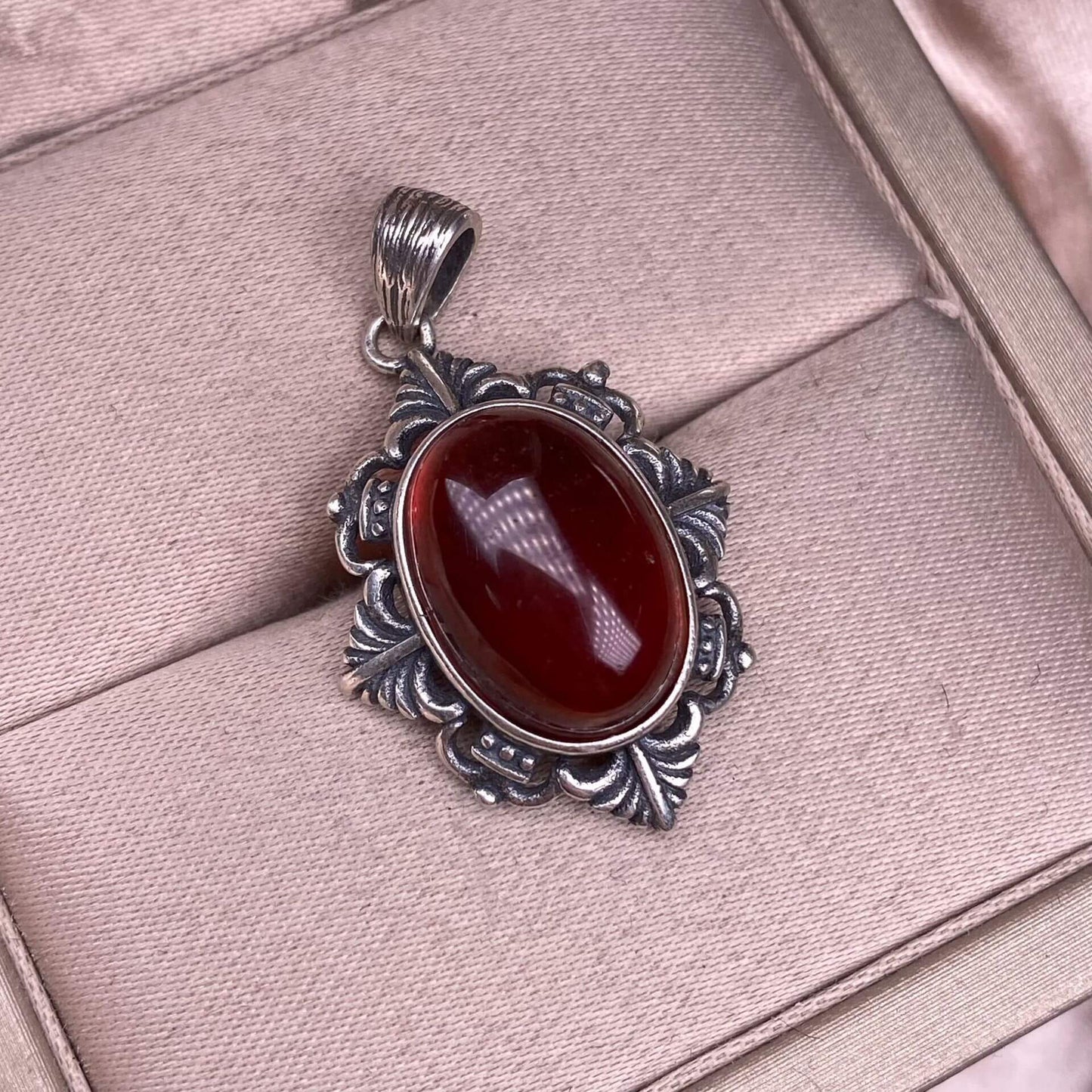 Garnet S925 silver inlaid retro silver cross pendant, aged, personalized and fashionable OL necklace, dazzling and uncluttered trendy Jewelry 2005