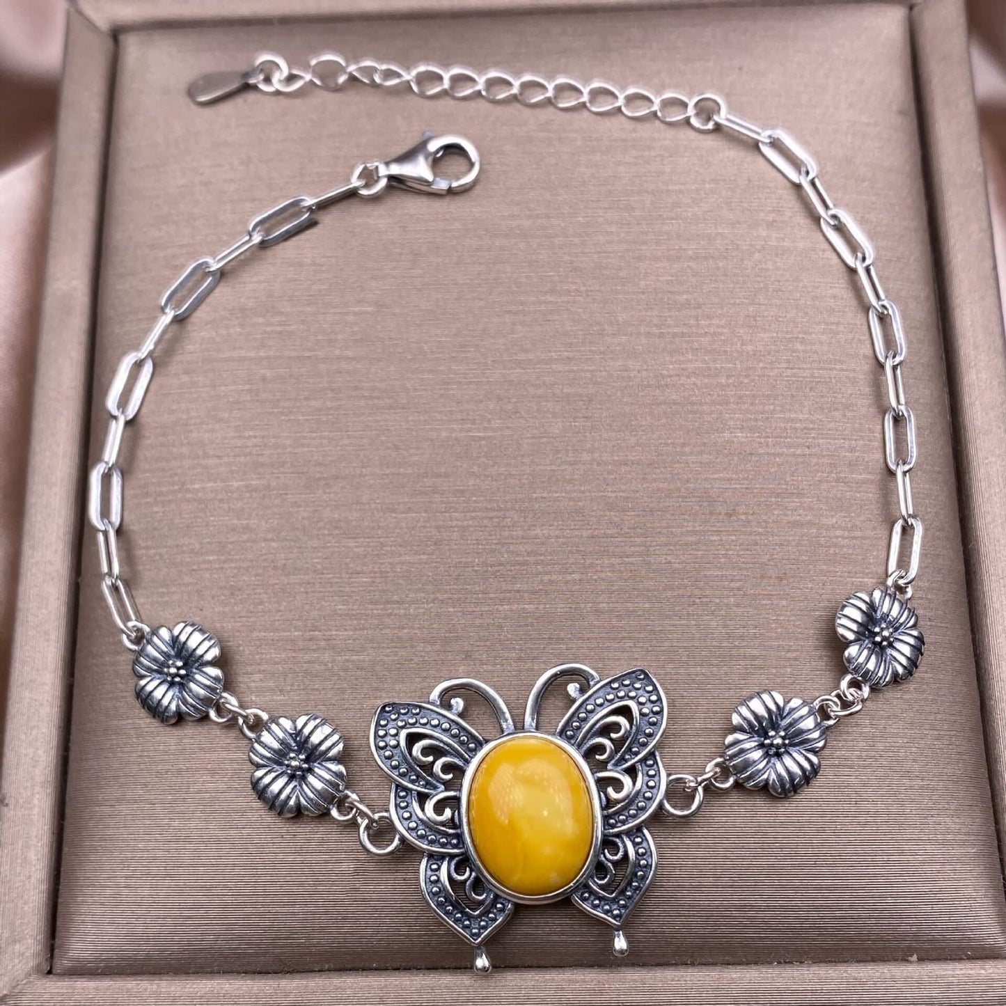 Turquoise, abalone shells, grey moonstone, copper hair crystal, rose quartz, grape stone, purple lithium oxide, opal, old wax, Larima Bracelet The s925 silver inlaid vintage silver butterfly-shaped shell jewelry has a strong lustrous effect