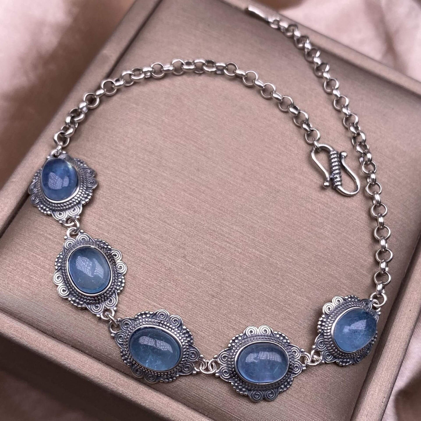 Opal ,Turquoise,black opal, aquamarine,amethyst, purple dragon crystal, garnet,Red jasper golden stone Golden SunThe s925 silver bracelet, set with retro silver multi-grain colored gemstone crystal, is a fashionable and versatile ladies' jewelry