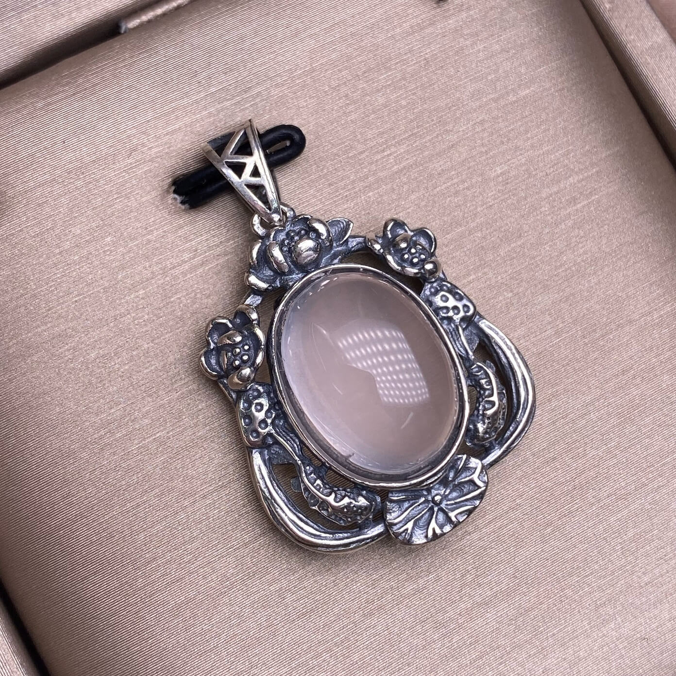 Flower amber, blood amber, South red, ghost, old wax, grey moonlight, cut amethyst, round amethyst, aquamarine, rose quartz, purple lithium glow, purple dragon crystal S925 silver inlaid retro silver cross pendant,fashionable OL necklace pendant