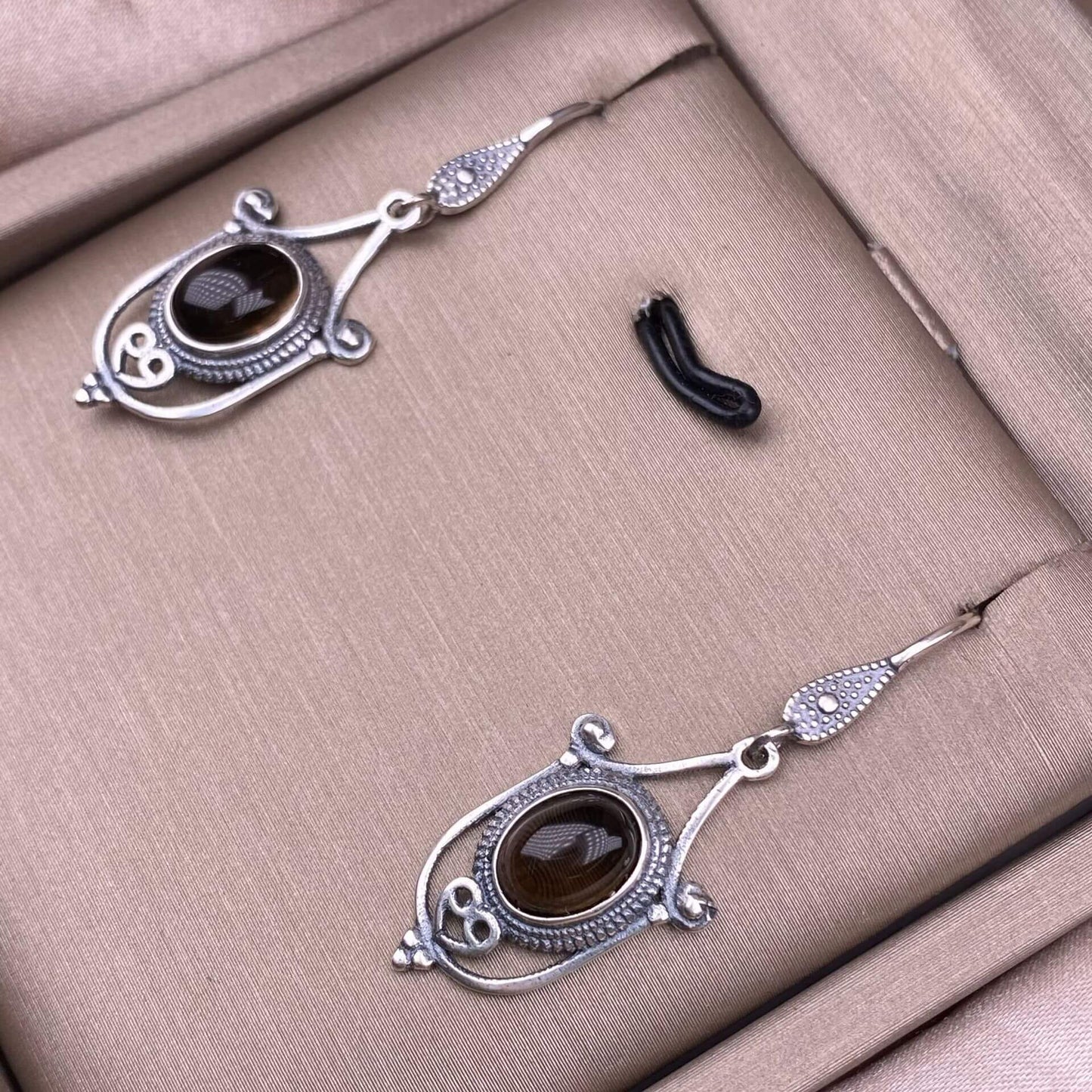 Old wax, cut garnet, round garnet, grape stone, opal, flower amber, tea crystal, grey moonstone, turquoise, aquamarine, ghost stone, sea pattern stone, amethyst earrings S925, silver inlaid exquisite and light luxury women's earrings