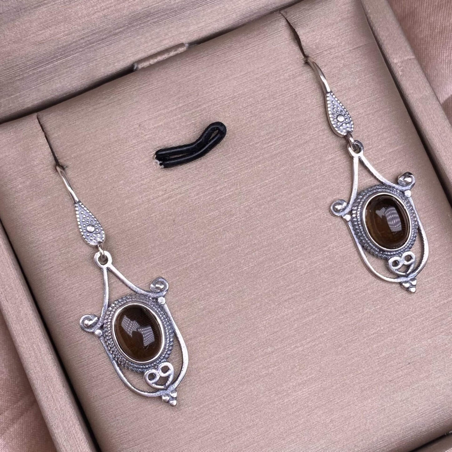 Old wax, cut garnet, round garnet, grape stone, opal, flower amber, tea crystal, grey moonstone, turquoise, aquamarine, ghost stone, sea pattern stone, amethyst earrings S925, silver inlaid exquisite and light luxury women's earrings