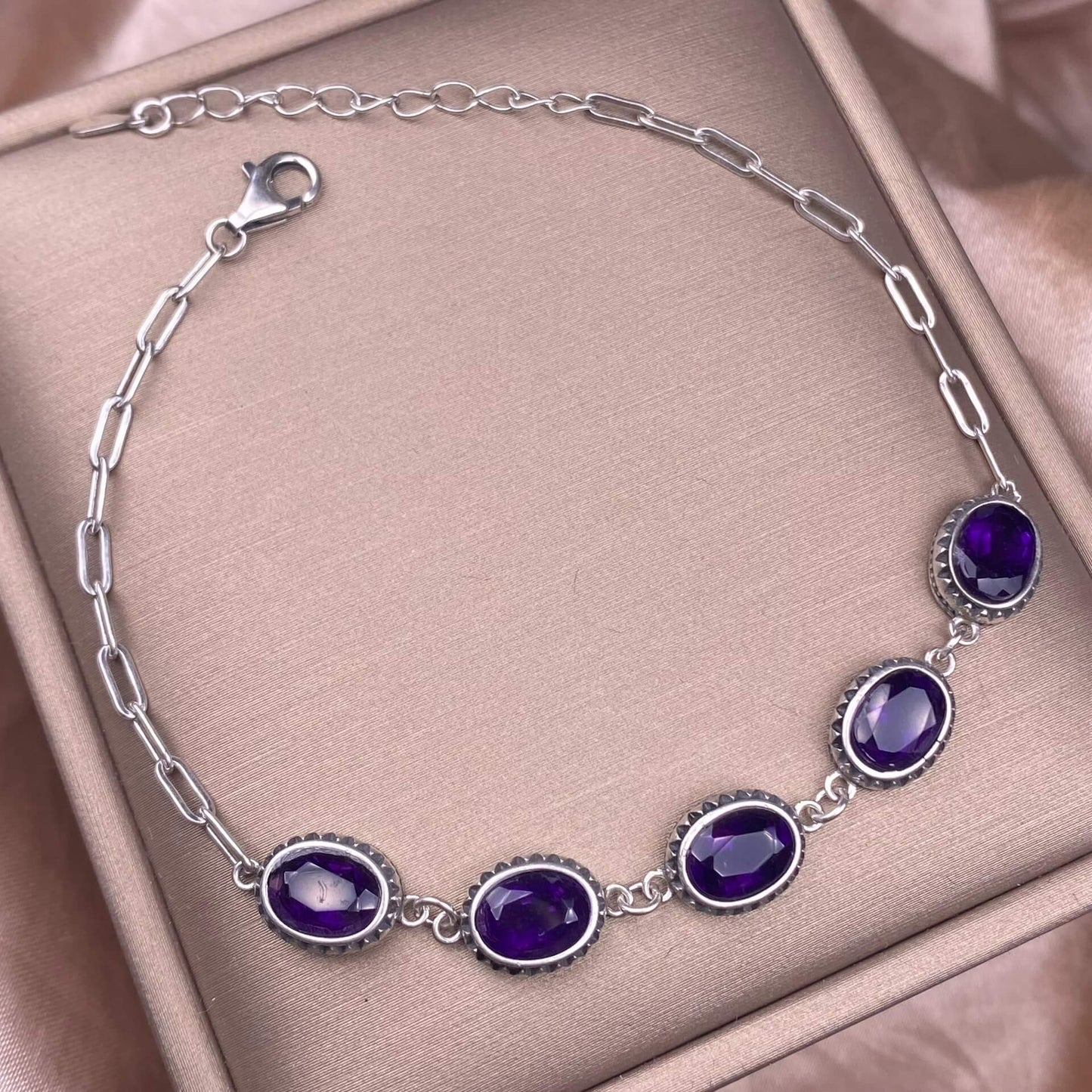 Opal ,Turquoise,black opal, aquamarine,amethyst, purple dragon crystal, garnet,Red jasper golden stone Golden SunThe s925 silver bracelet, set with retro silver multi-grain colored gemstone crystal, is a fashionable and versatile ladies' jewelry