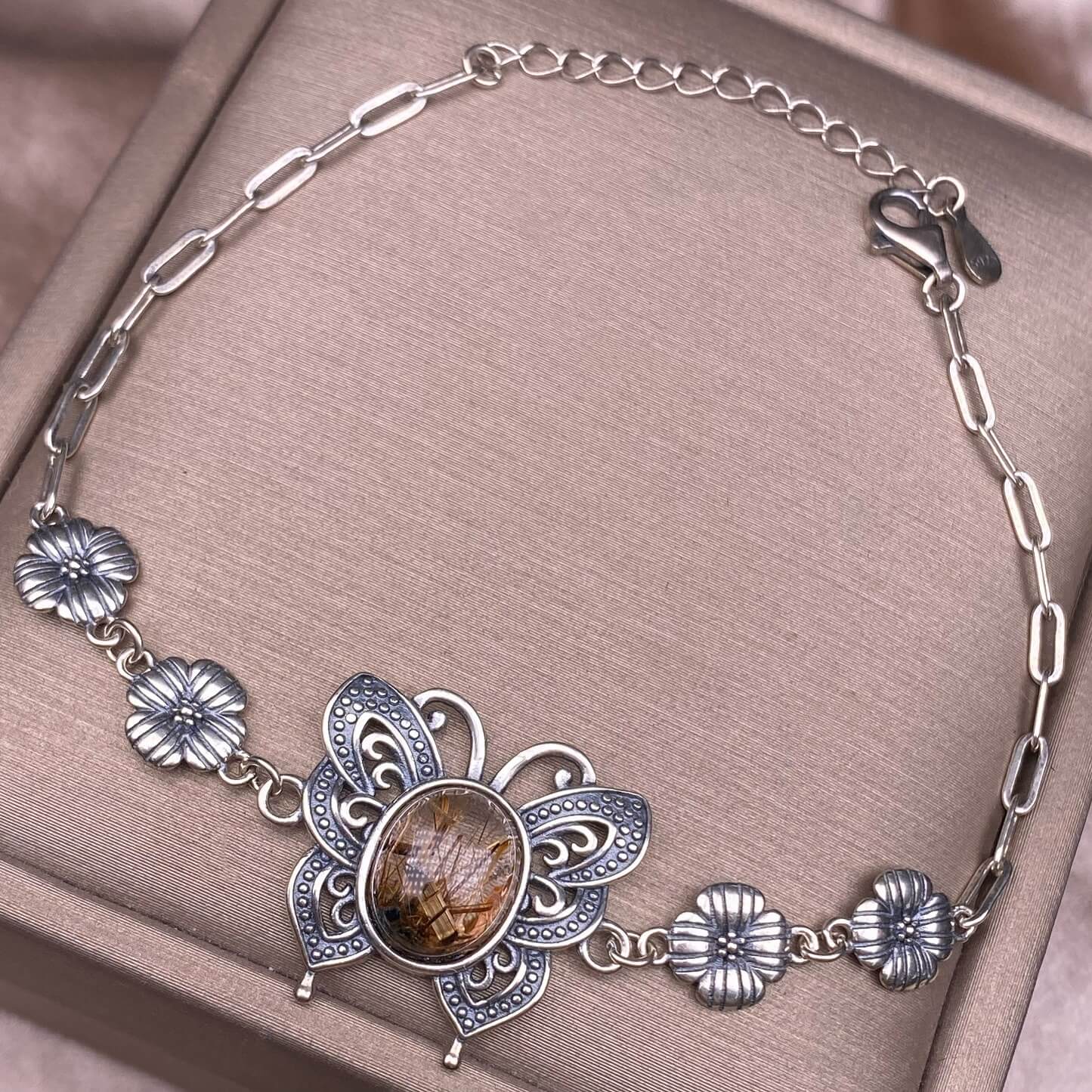 Turquoise, abalone shells, grey moonstone, copper hair crystal, rose quartz, grape stone, purple lithium oxide, opal, old wax, Larima Bracelet The s925 silver inlaid vintage silver butterfly-shaped shell jewelry has a strong lustrous effect