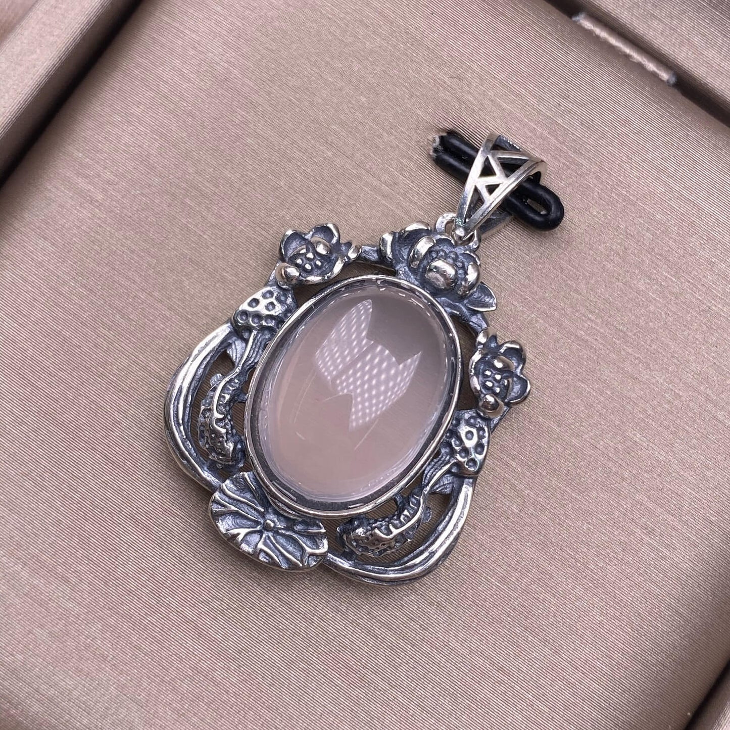 Flower amber, blood amber, South red, ghost, old wax, grey moonlight, cut amethyst, round amethyst, aquamarine, rose quartz, purple lithium glow, purple dragon crystal S925 silver inlaid retro silver cross pendant,fashionable OL necklace pendant