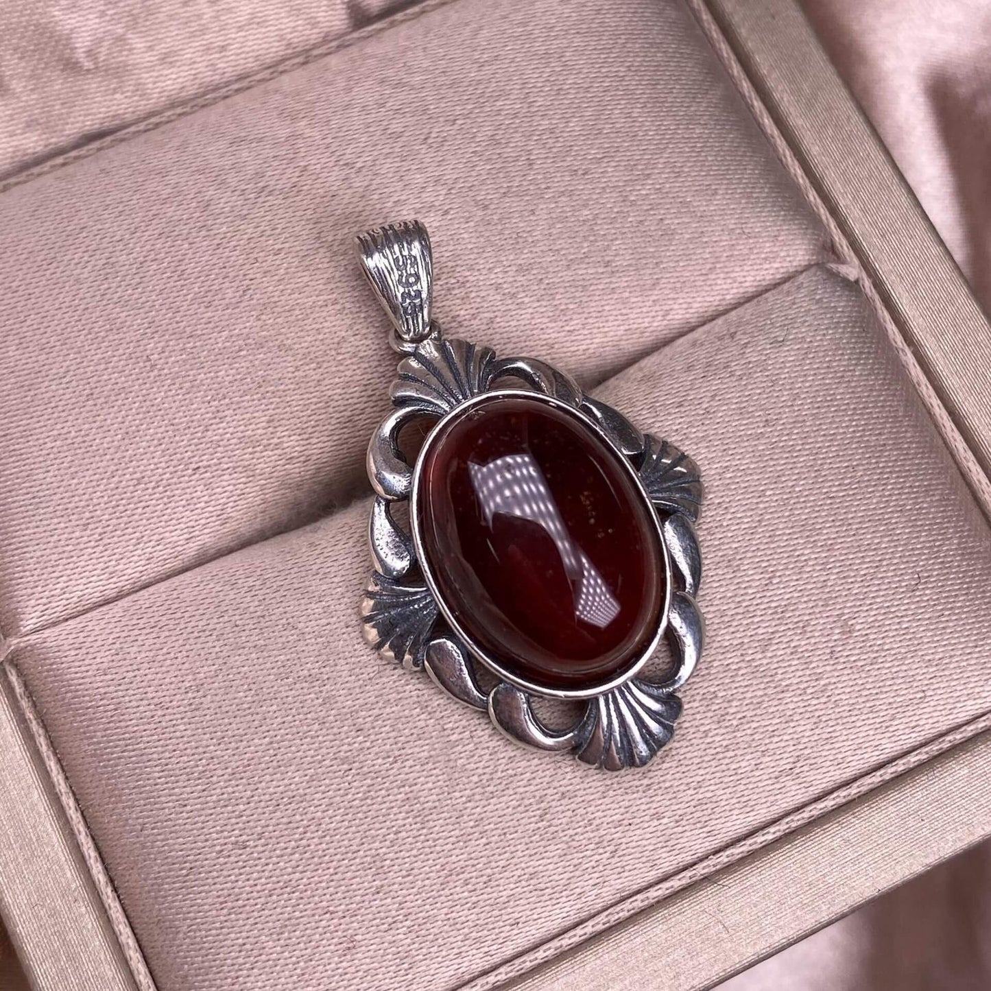 Garnet S925 silver inlaid retro silver cross pendant, aged, personalized and fashionable OL necklace, dazzling and uncluttered trendy Jewelry 2005