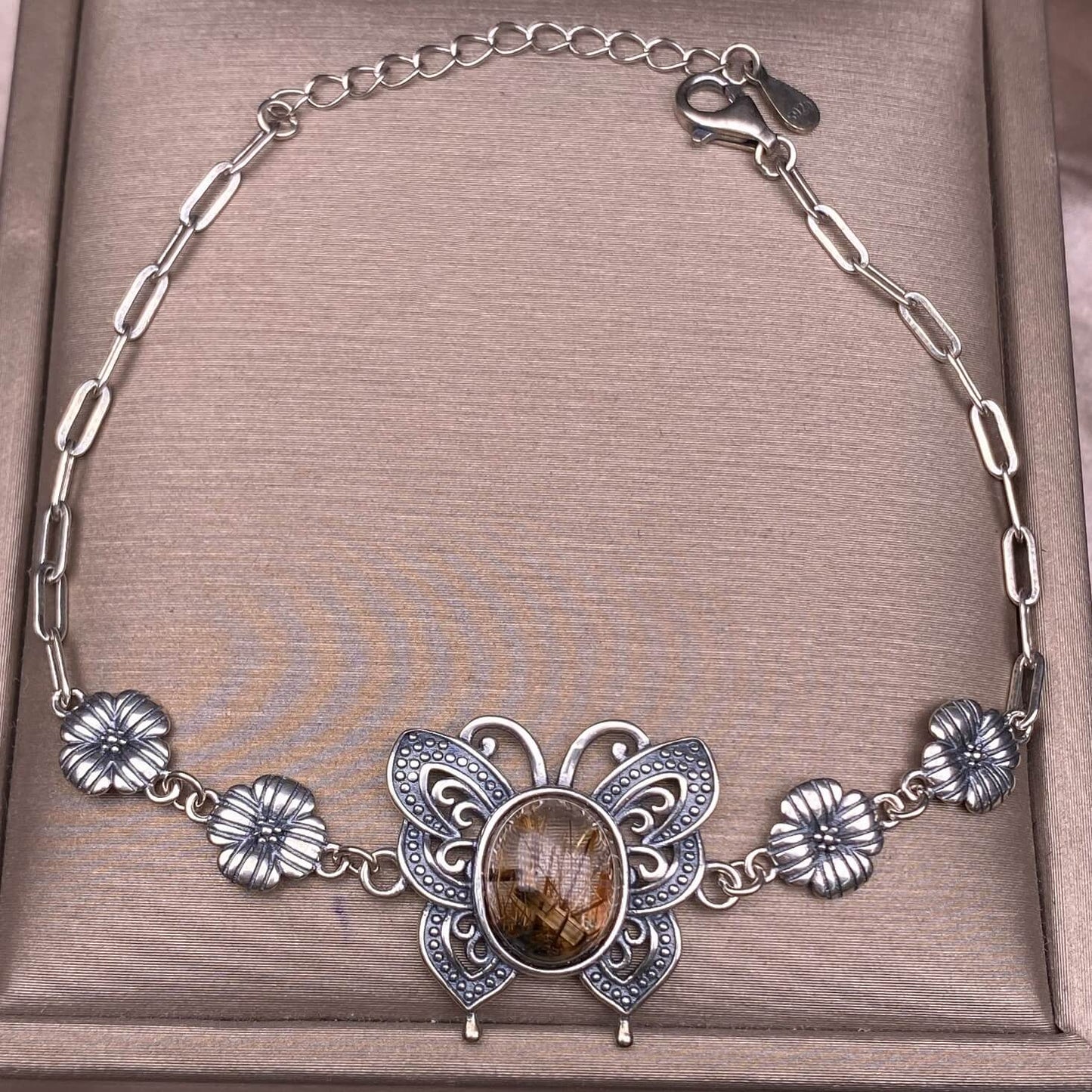 Turquoise, abalone shells, grey moonstone, copper hair crystal, rose quartz, grape stone, purple lithium oxide, opal, old wax, Larima Bracelet The s925 silver inlaid vintage silver butterfly-shaped shell jewelry has a strong lustrous effect
