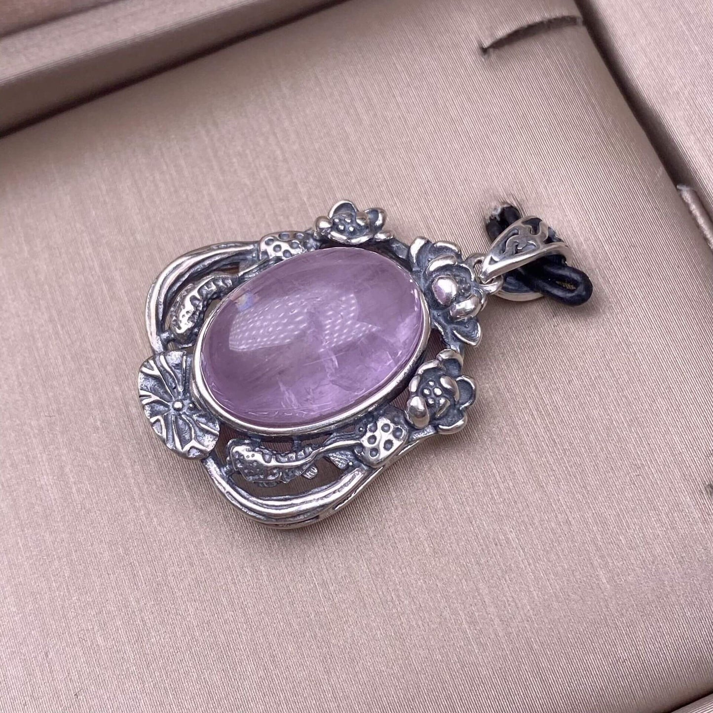 Flower amber, blood amber, South red, ghost, old wax, grey moonlight, cut amethyst, round amethyst, aquamarine, rose quartz, purple lithium glow, purple dragon crystal S925 silver inlaid retro silver cross pendant,fashionable OL necklace pendant