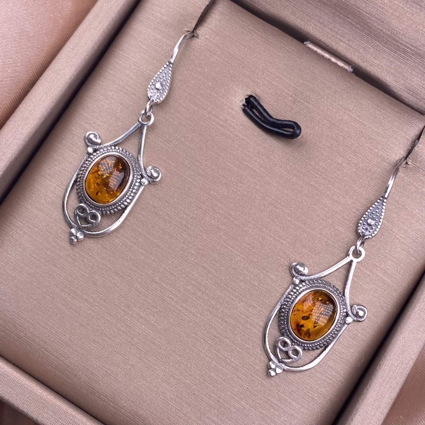 Old wax, cut garnet, round garnet, grape stone, opal, flower amber, tea crystal, grey moonstone, turquoise, aquamarine, ghost stone, sea pattern stone, amethyst earrings S925, silver inlaid exquisite and light luxury women's earrings