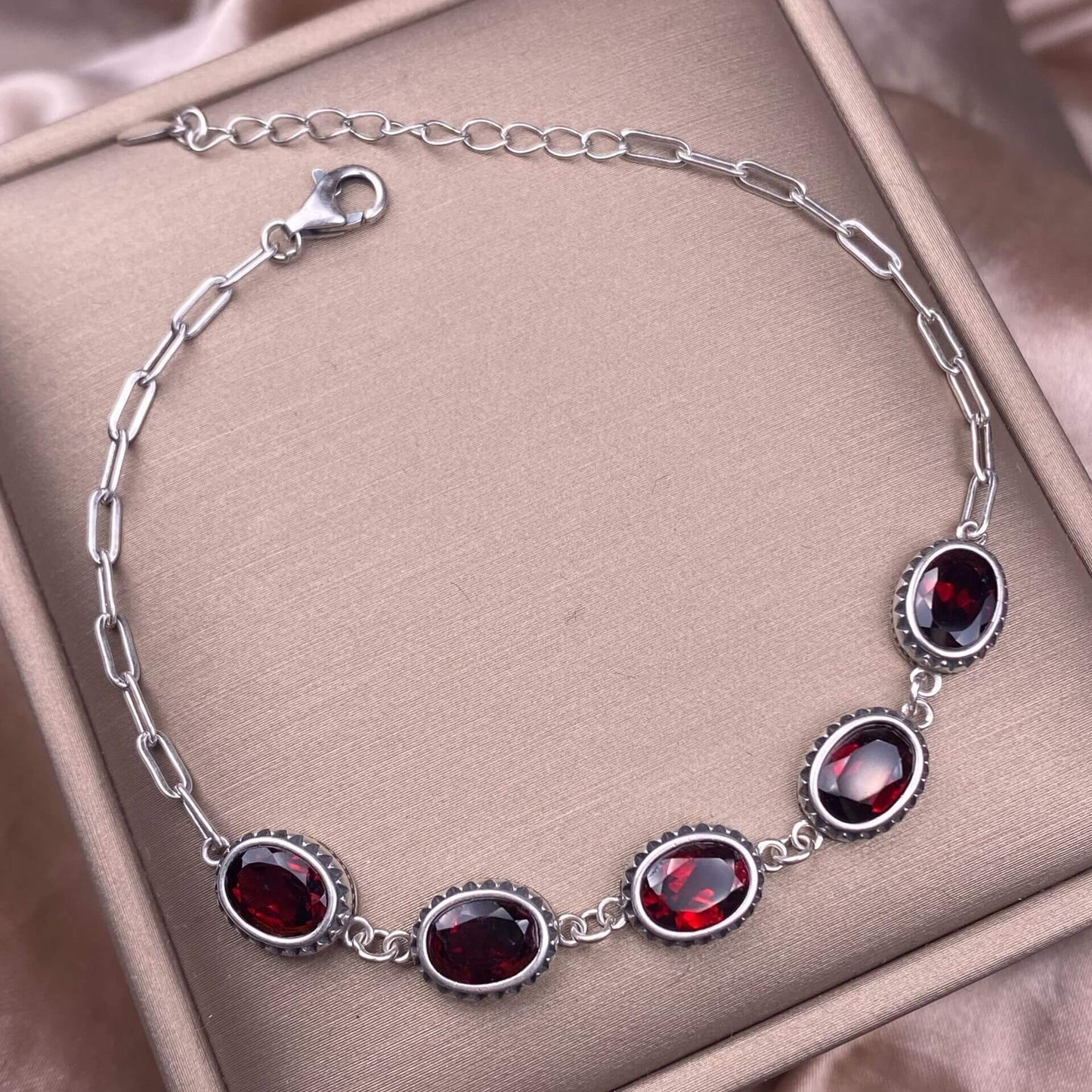 Opal ,Turquoise,black opal, aquamarine,amethyst, purple dragon crystal, garnet,Red jasper golden stone Golden SunThe s925 silver bracelet, set with retro silver multi-grain colored gemstone crystal, is a fashionable and versatile ladies' jewelry