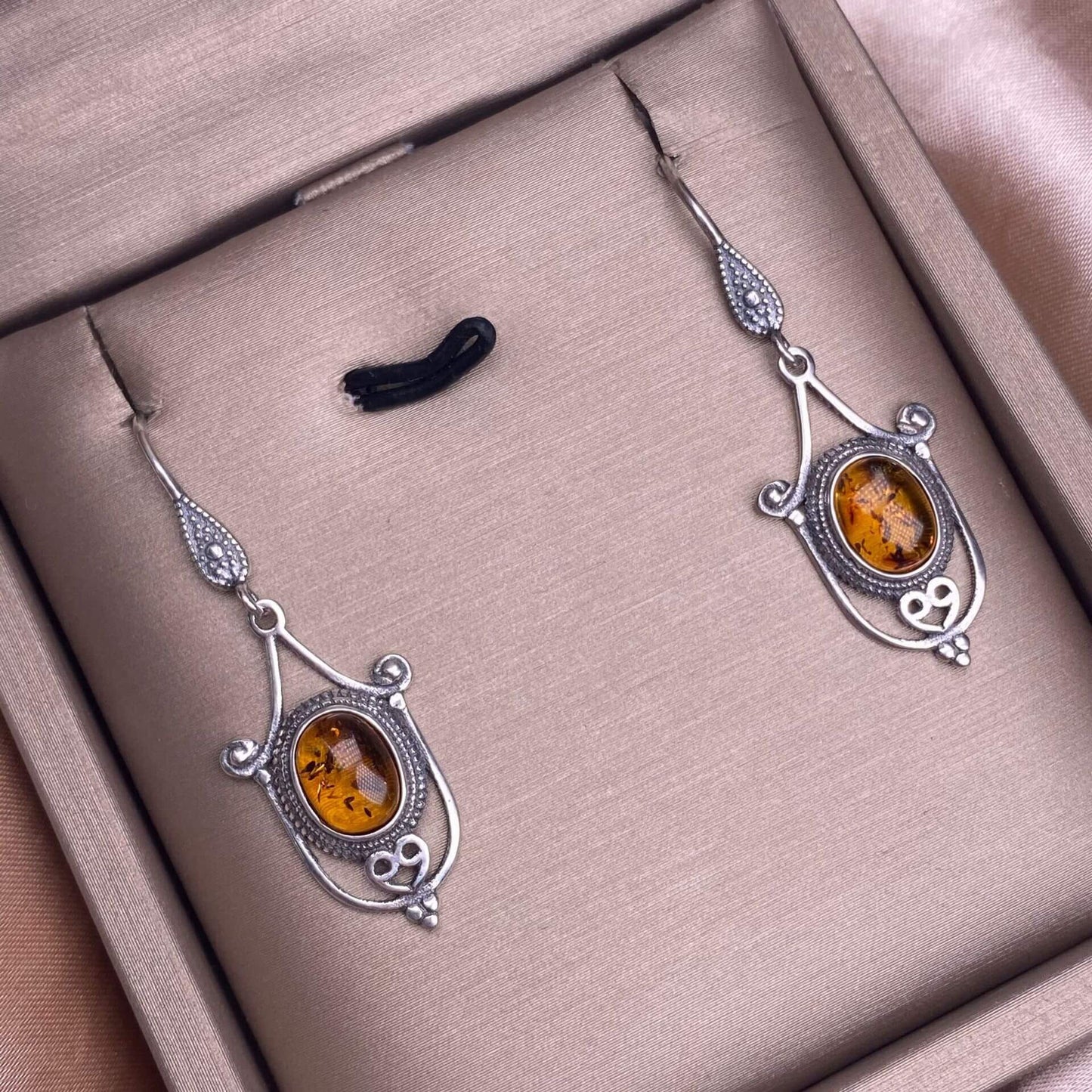 Old wax, cut garnet, round garnet, grape stone, opal, flower amber, tea crystal, grey moonstone, turquoise, aquamarine, ghost stone, sea pattern stone, amethyst earrings S925, silver inlaid exquisite and light luxury women's earrings