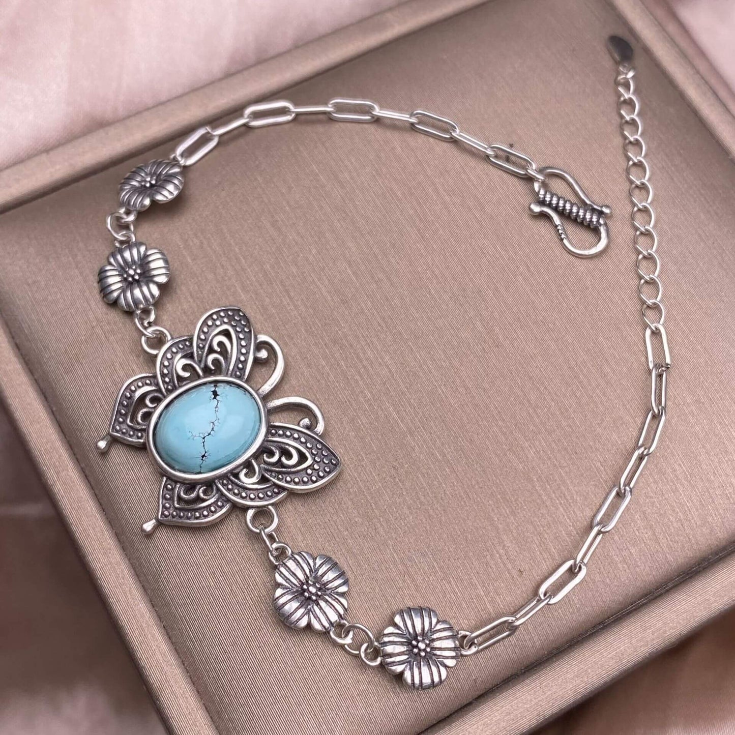 Turquoise, abalone shells, grey moonstone, copper hair crystal, rose quartz, grape stone, purple lithium oxide, opal, old wax, Larima Bracelet The s925 silver inlaid vintage silver butterfly-shaped shell jewelry has a strong lustrous effect
