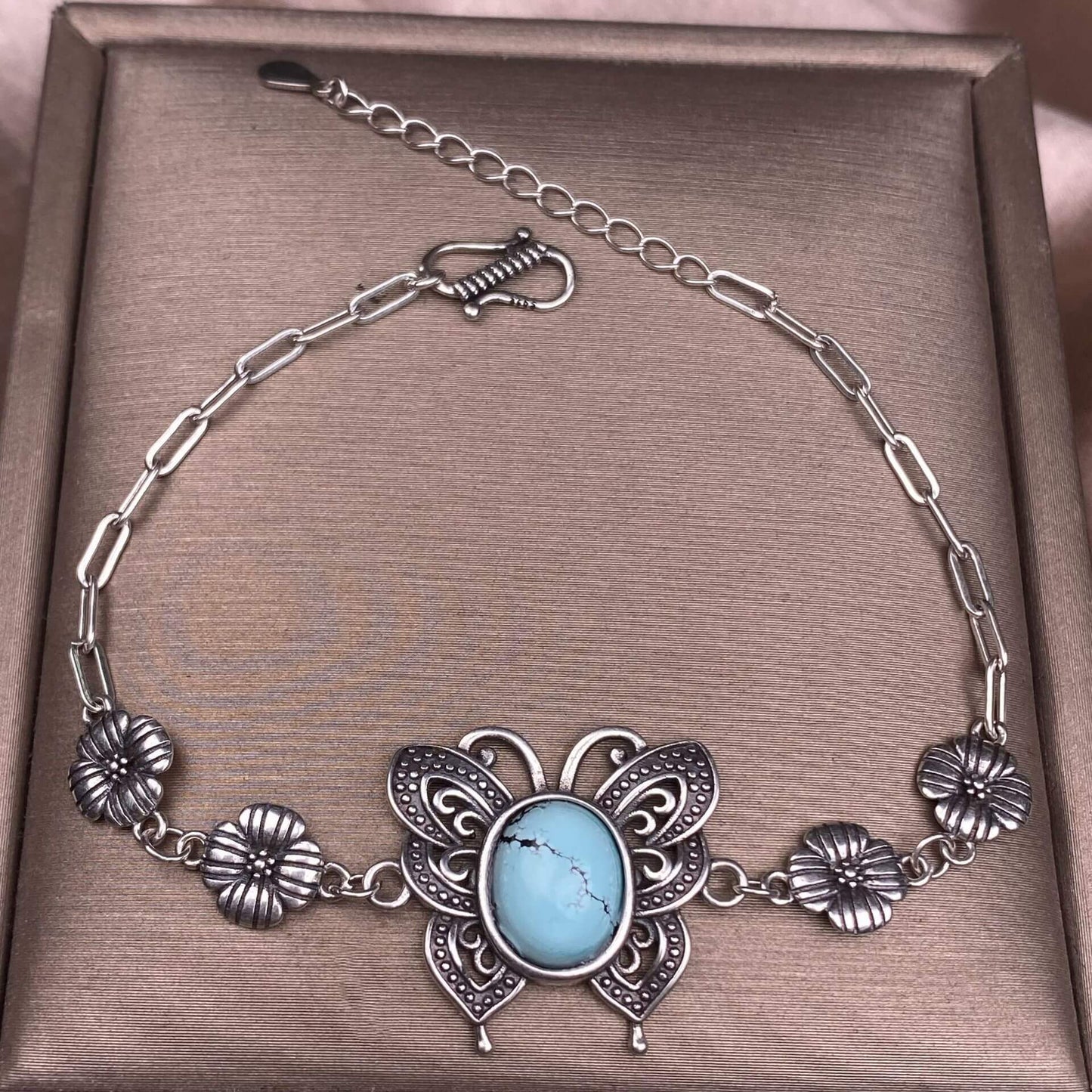 Turquoise, abalone shells, grey moonstone, copper hair crystal, rose quartz, grape stone, purple lithium oxide, opal, old wax, Larima Bracelet The s925 silver inlaid vintage silver butterfly-shaped shell jewelry has a strong lustrous effect