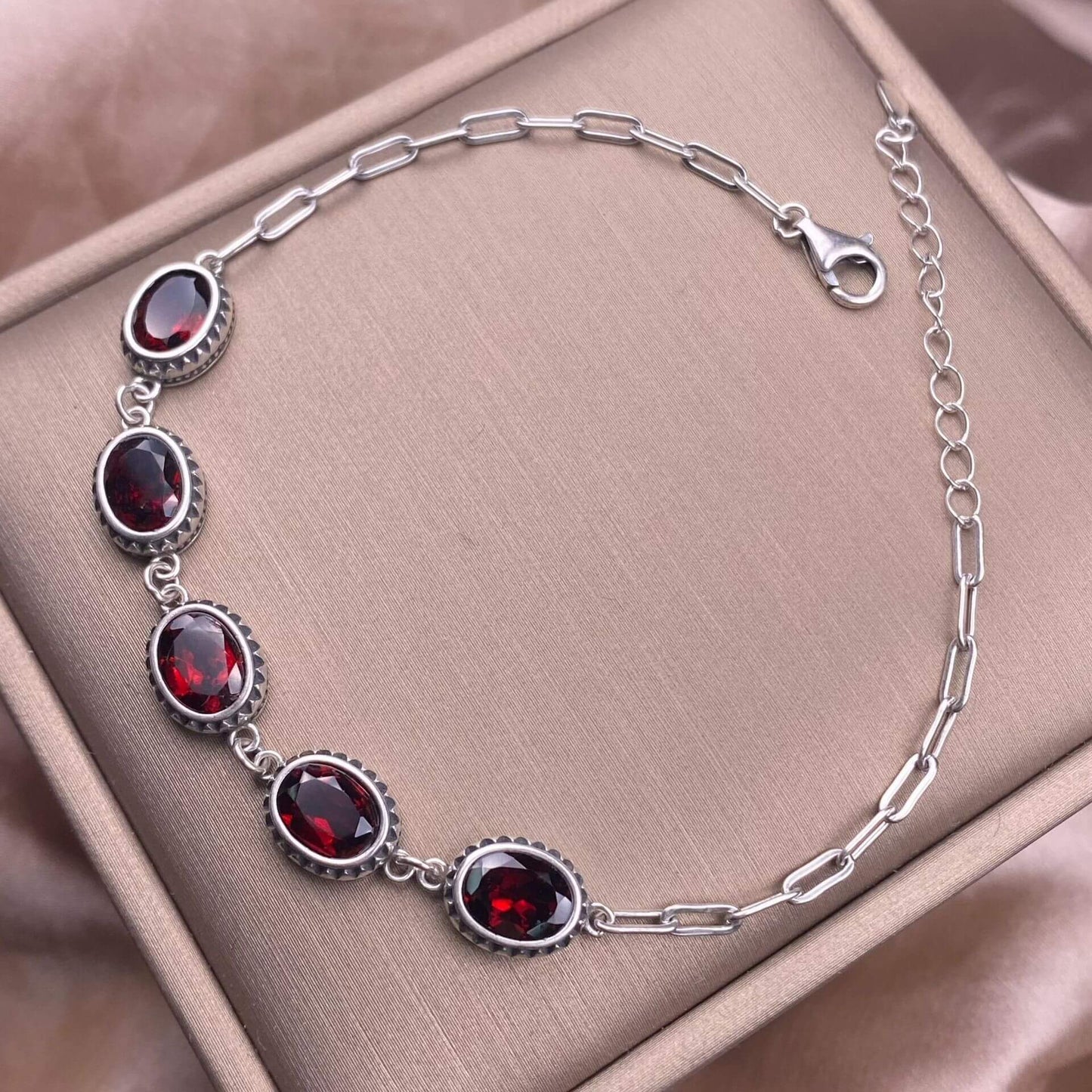 Opal ,Turquoise,black opal, aquamarine,amethyst, purple dragon crystal, garnet,Red jasper golden stone Golden SunThe s925 silver bracelet, set with retro silver multi-grain colored gemstone crystal, is a fashionable and versatile ladies' jewelry