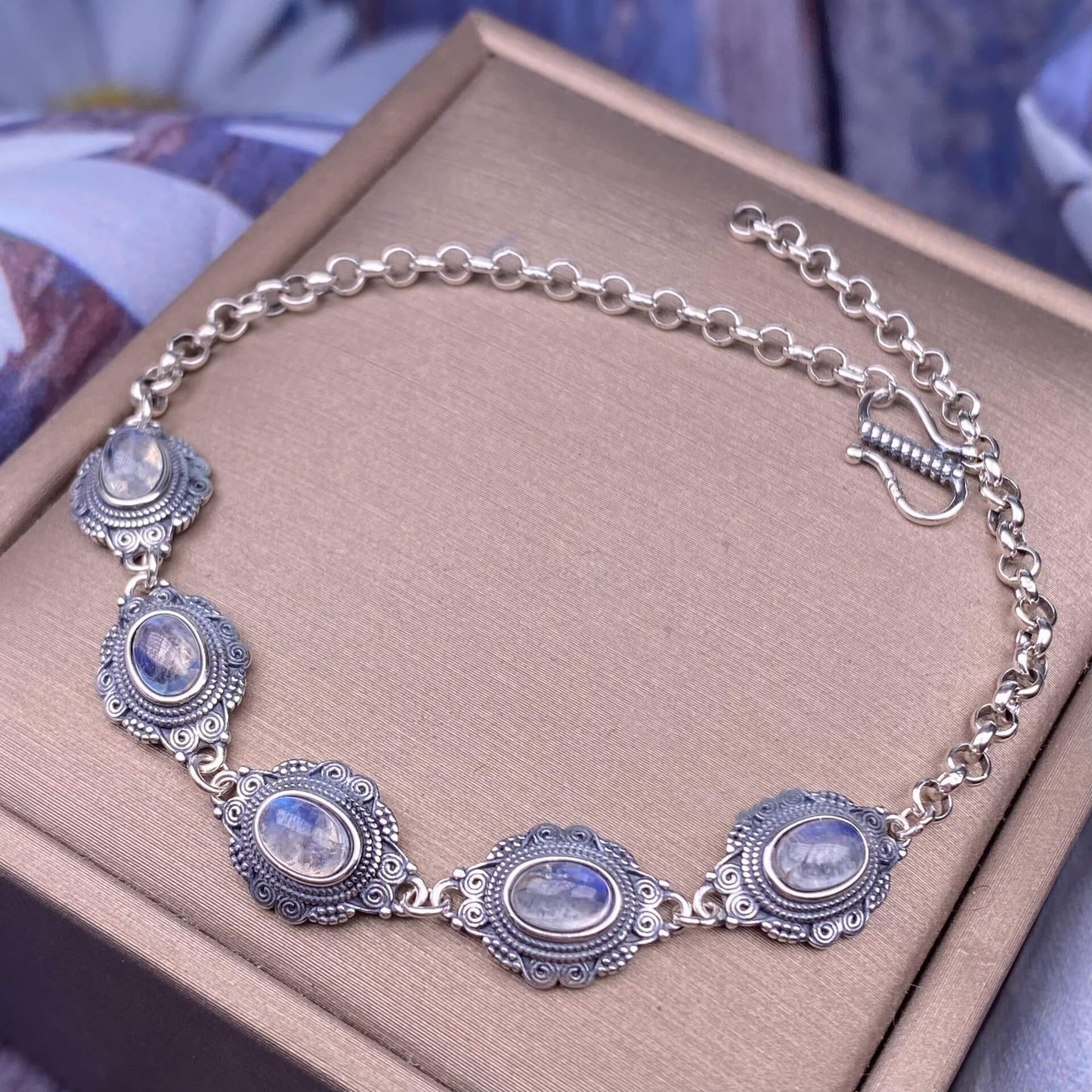 Opal ,Turquoise,black opal, aquamarine,amethyst, purple dragon crystal, garnet,Red jasper golden stone Golden SunThe s925 silver bracelet, set with retro silver multi-grain colored gemstone crystal, is a fashionable and versatile ladies' jewelry