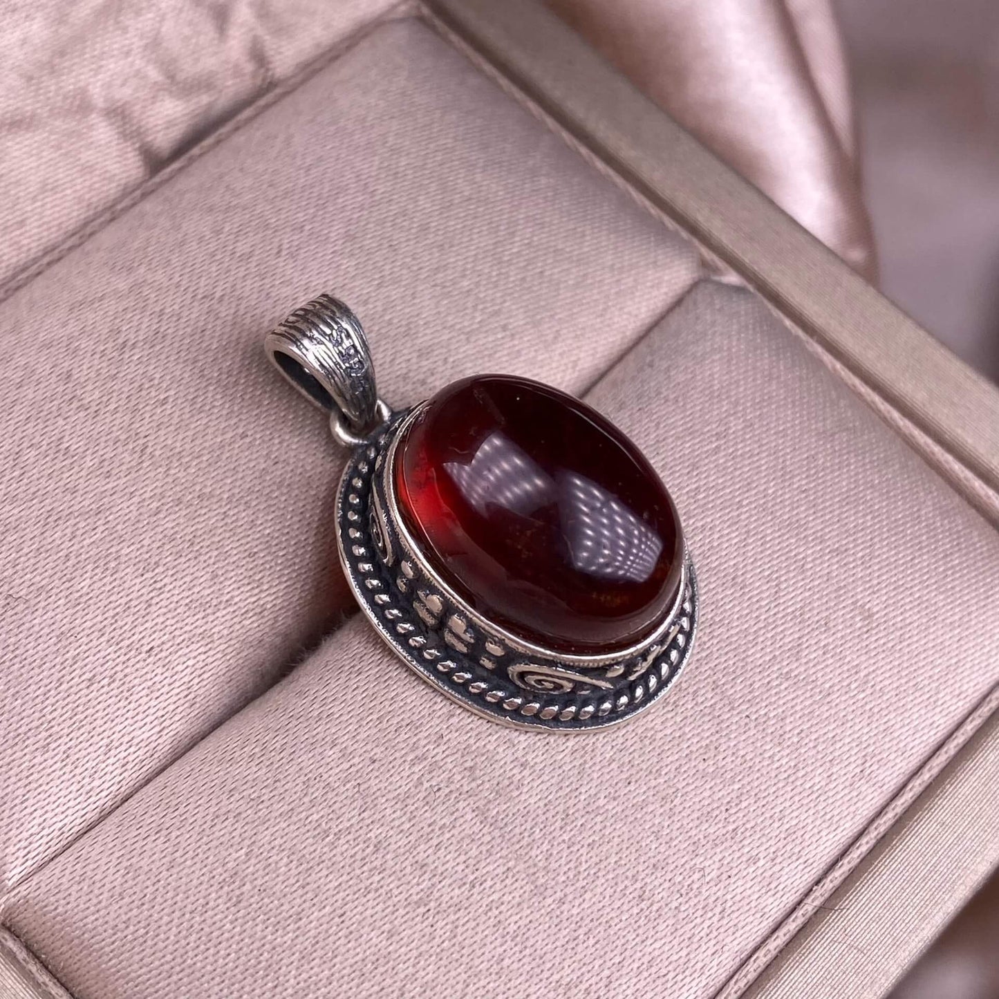 Garnet S925 silver inlaid retro silver cross pendant, aged, personalized and fashionable OL necklace, dazzling and uncluttered trendy Jewelry 2005