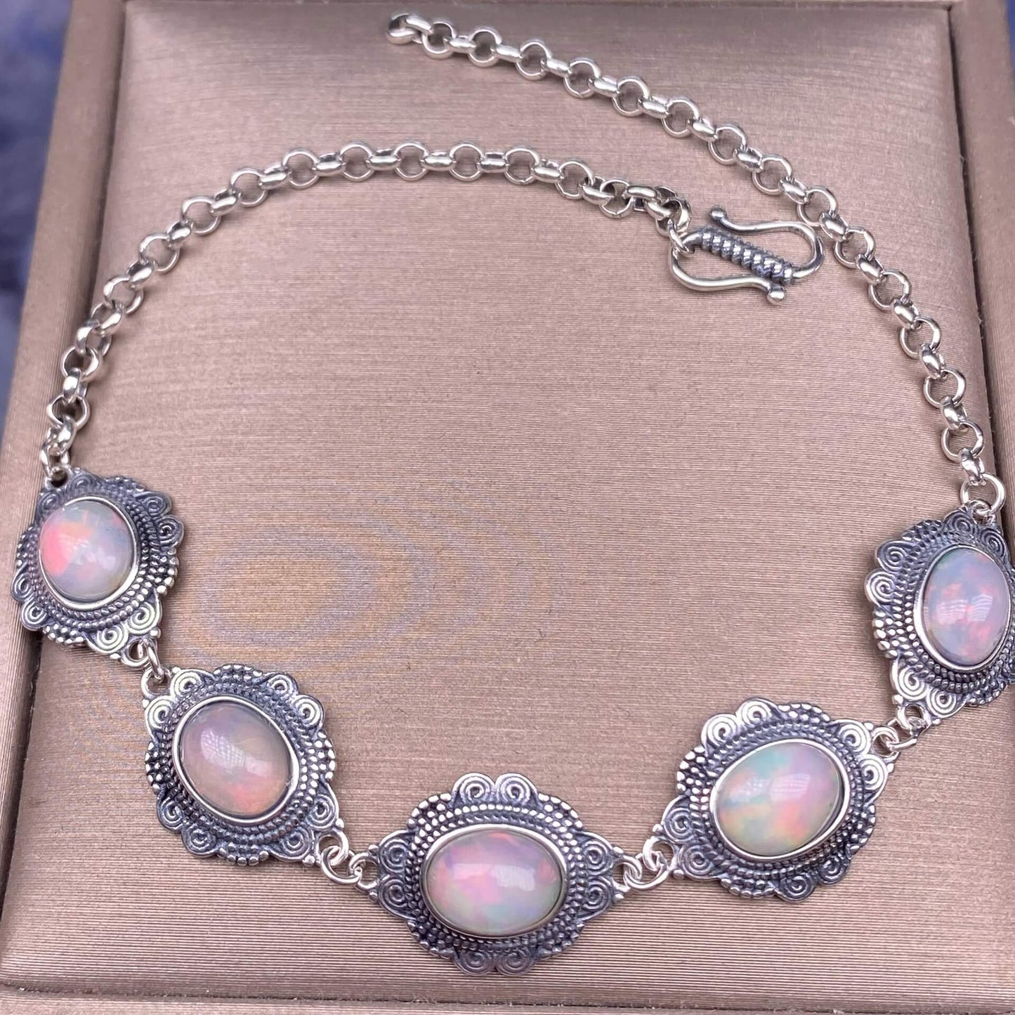 Opal ,Turquoise,black opal, aquamarine,amethyst, purple dragon crystal, garnet,Red jasper golden stone Golden SunThe s925 silver bracelet, set with retro silver multi-grain colored gemstone crystal, is a fashionable and versatile ladies' jewelry