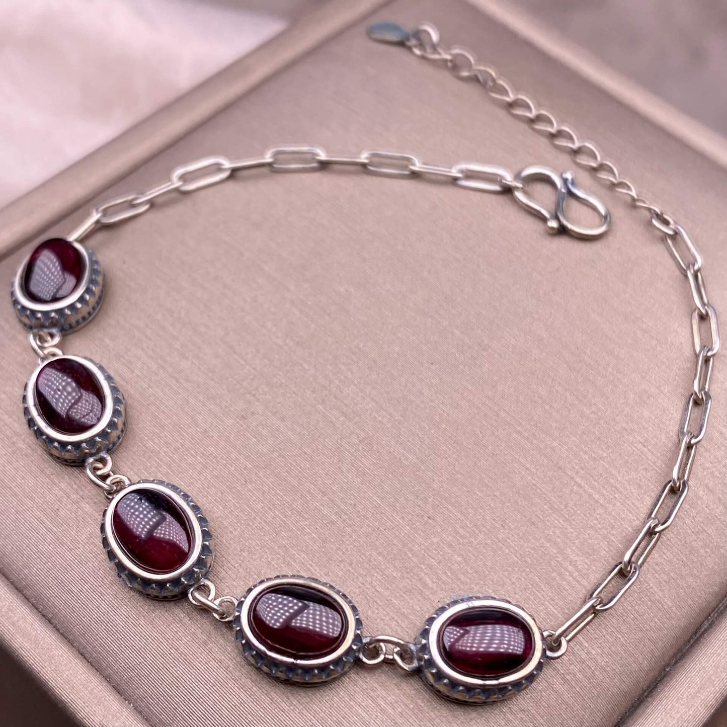 Opal ,Turquoise,black opal, aquamarine,amethyst, purple dragon crystal, garnet,Red jasper golden stone Golden SunThe s925 silver bracelet, set with retro silver multi-grain colored gemstone crystal, is a fashionable and versatile ladies' jewelry